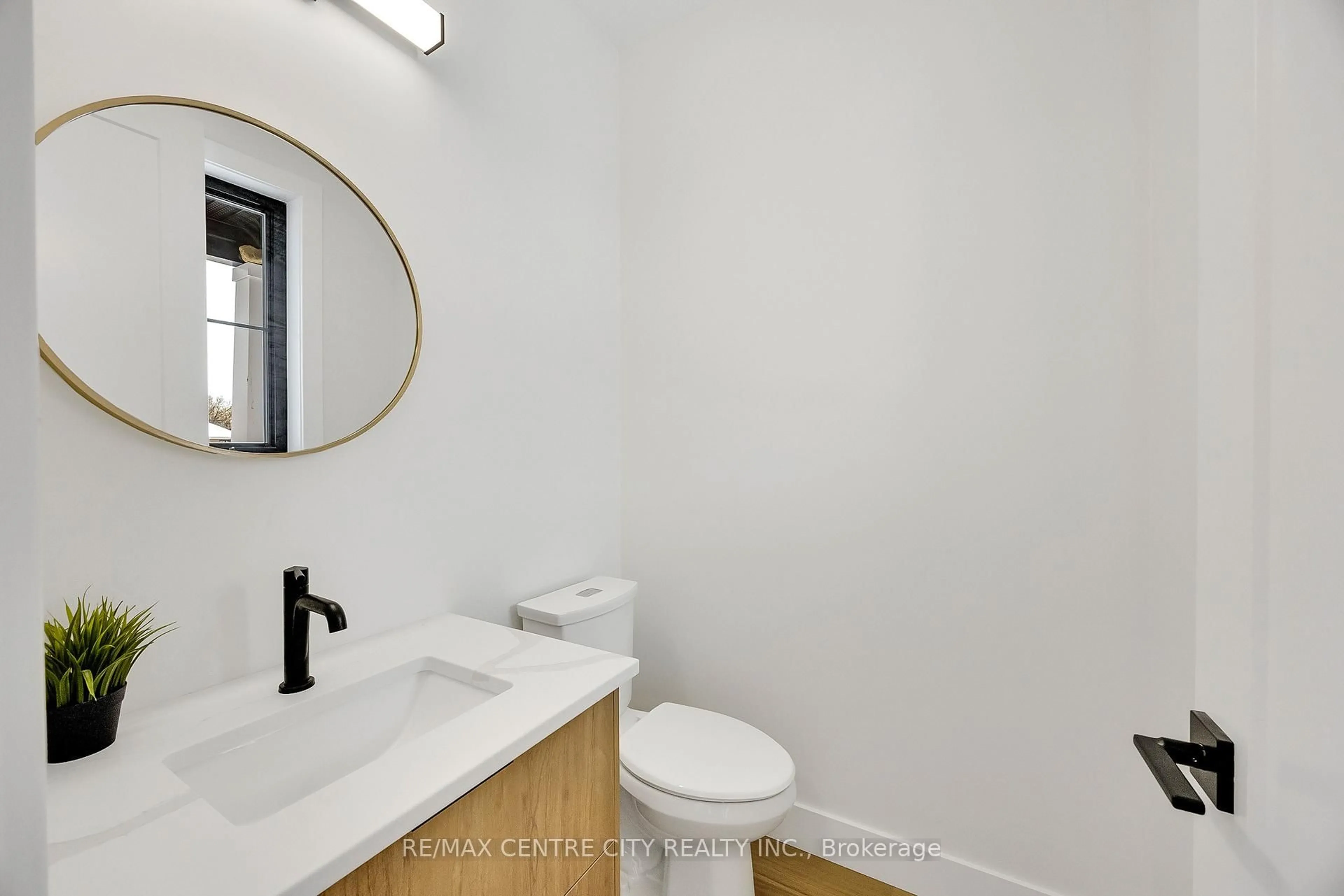 Standard bathroom, unknown for 211 Foxborough Pl, Thames Centre Ontario N0M 2P0