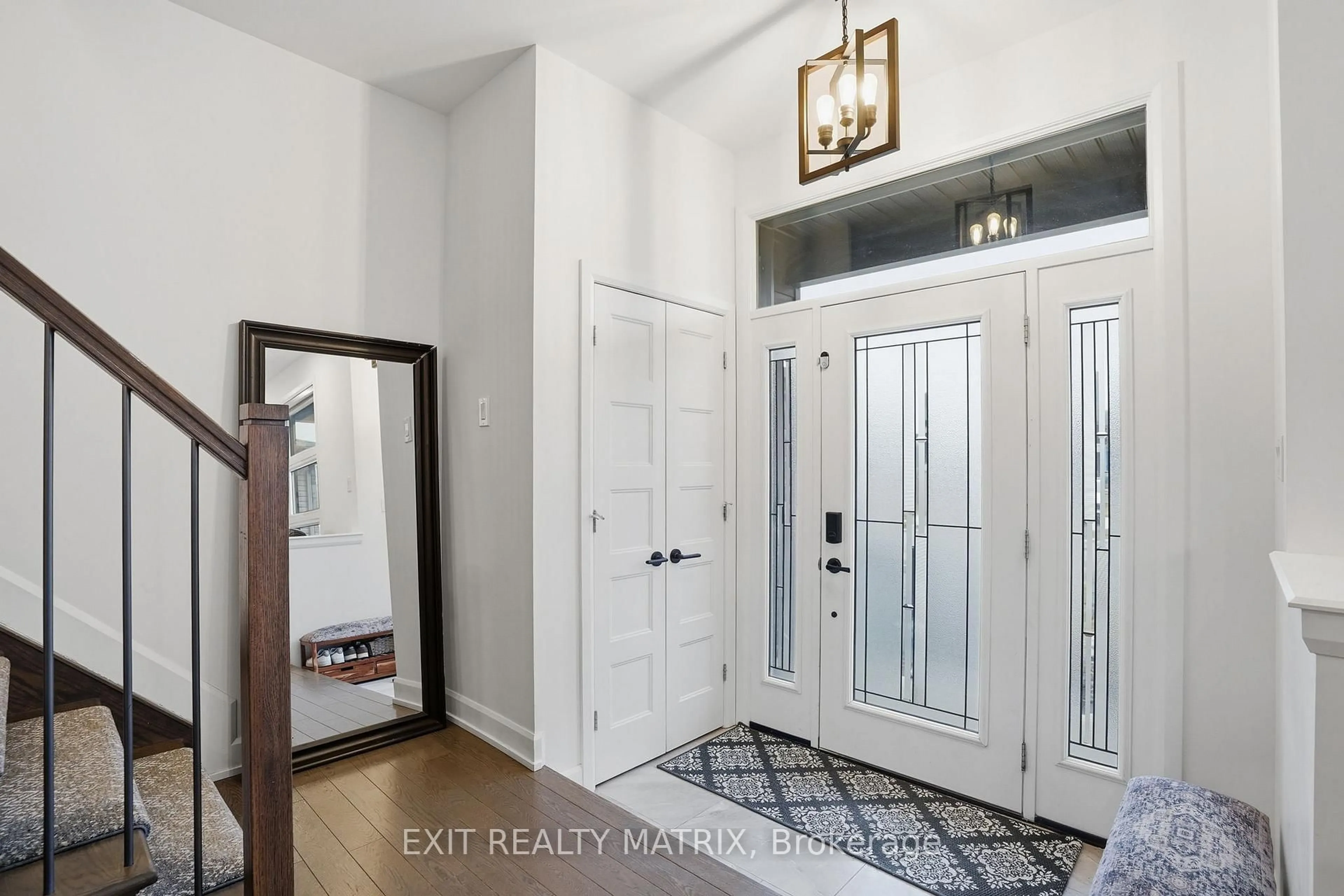 Indoor entryway for 129 Lyon St, Russell Ontario K0A 1W0