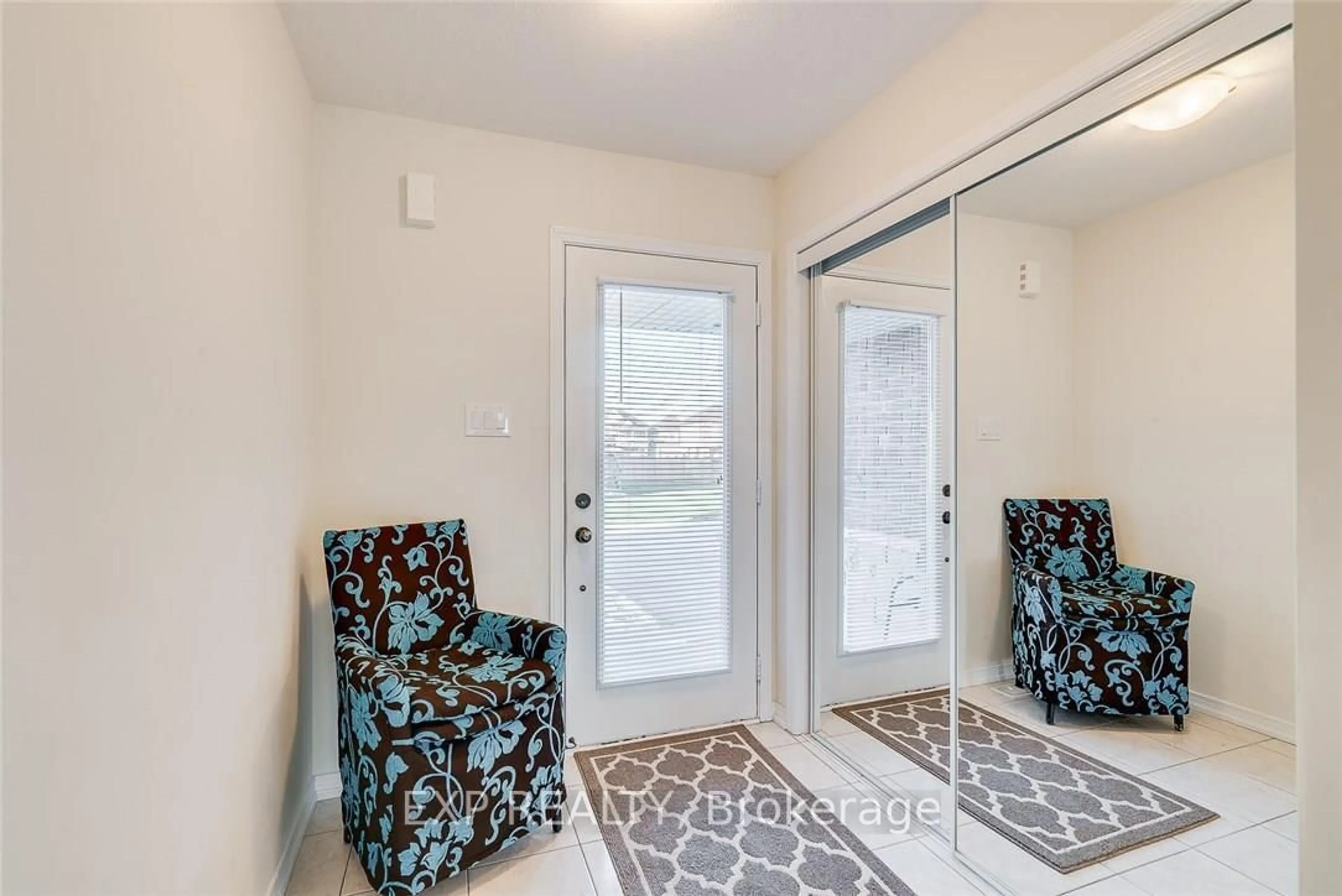 Indoor entryway for 8482 HICKORY Lane, Niagara Falls Ontario L2H 0K8