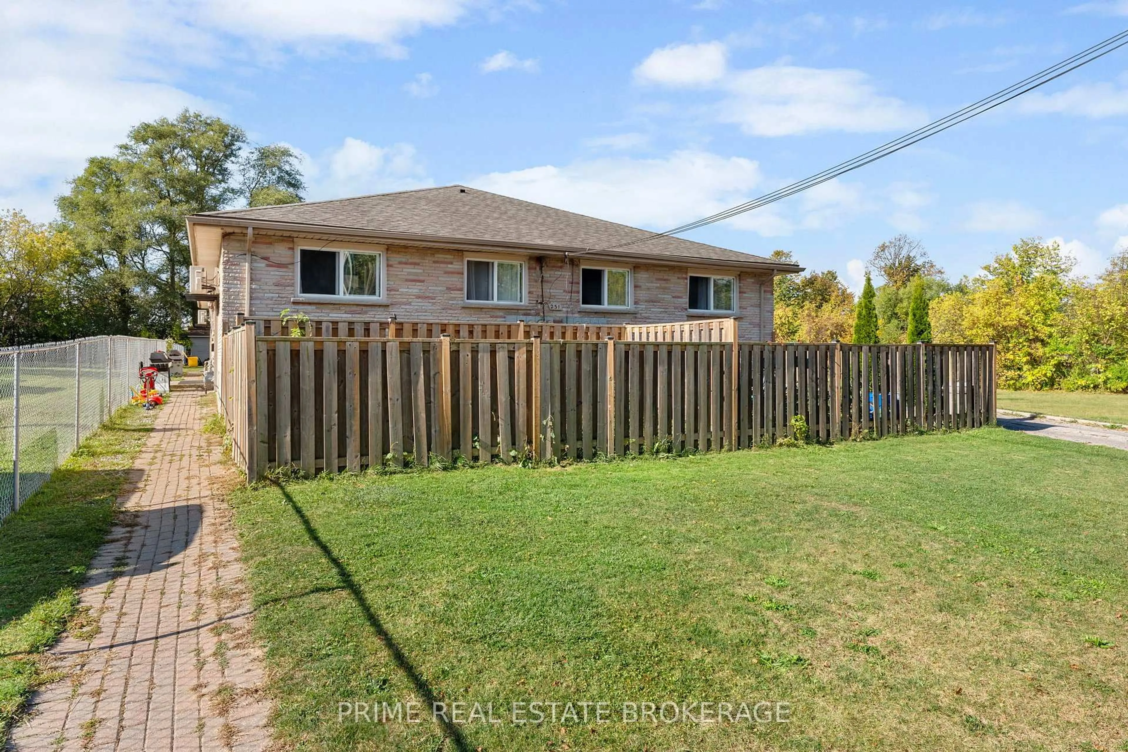 A pic from outside/outdoor area/front of a property/back of a property/a pic from drone, street for 231 Greenwood Ave, London South Ontario N6J 3G5