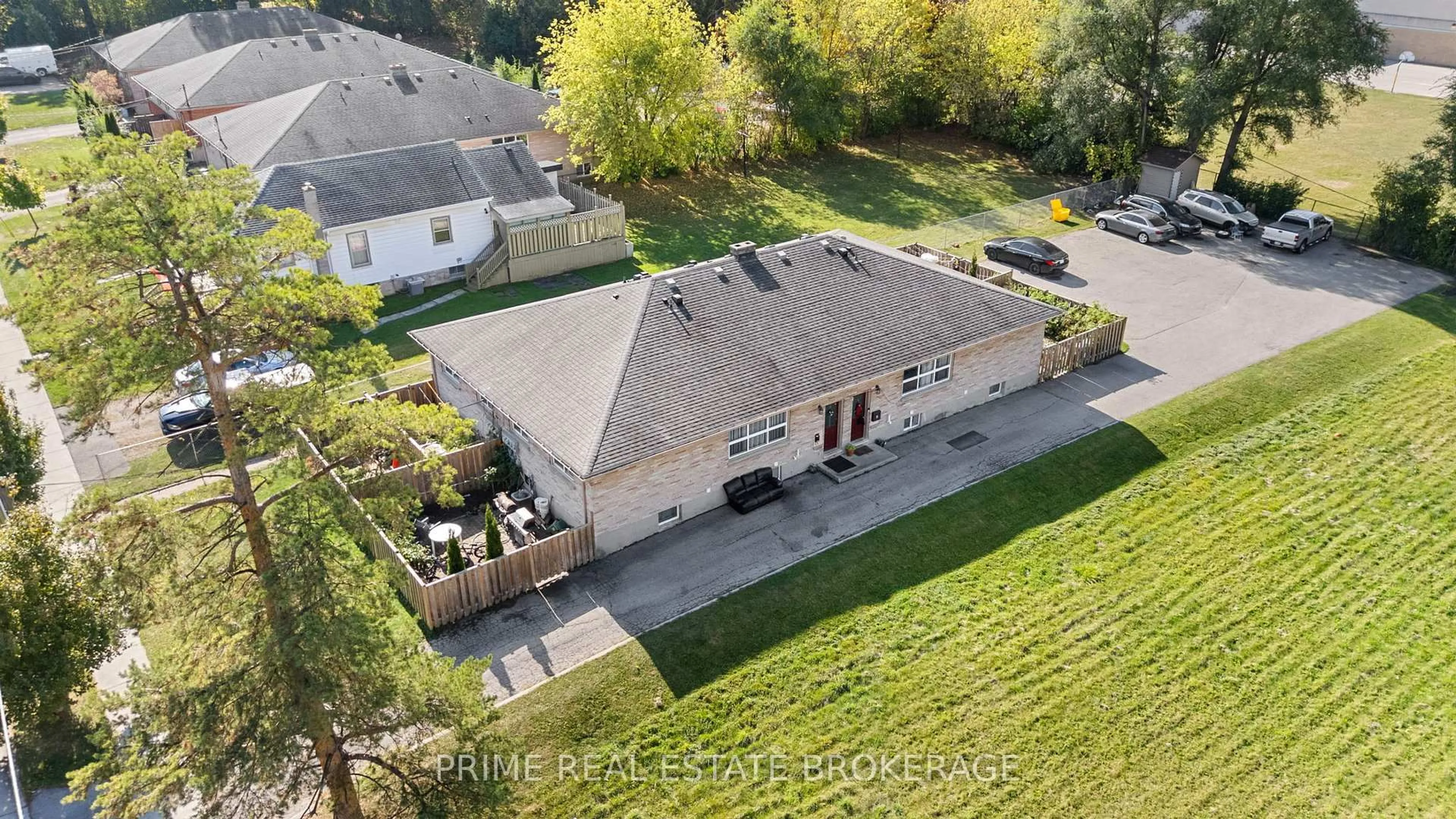 A pic from outside/outdoor area/front of a property/back of a property/a pic from drone, street for 231 Greenwood Ave, London South Ontario N6J 3G5