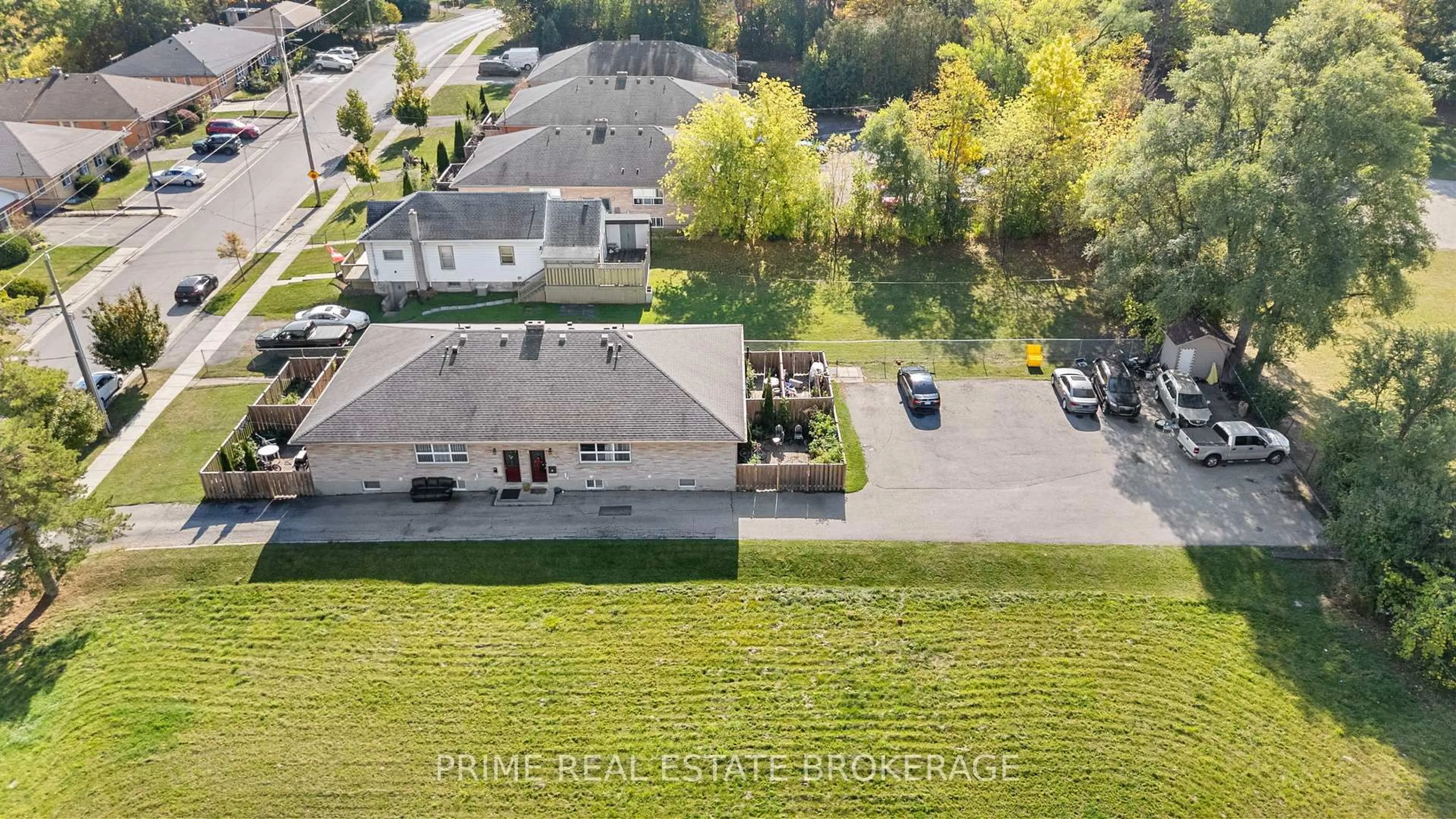 A pic from outside/outdoor area/front of a property/back of a property/a pic from drone, street for 231 Greenwood Ave, London South Ontario N6J 3G5