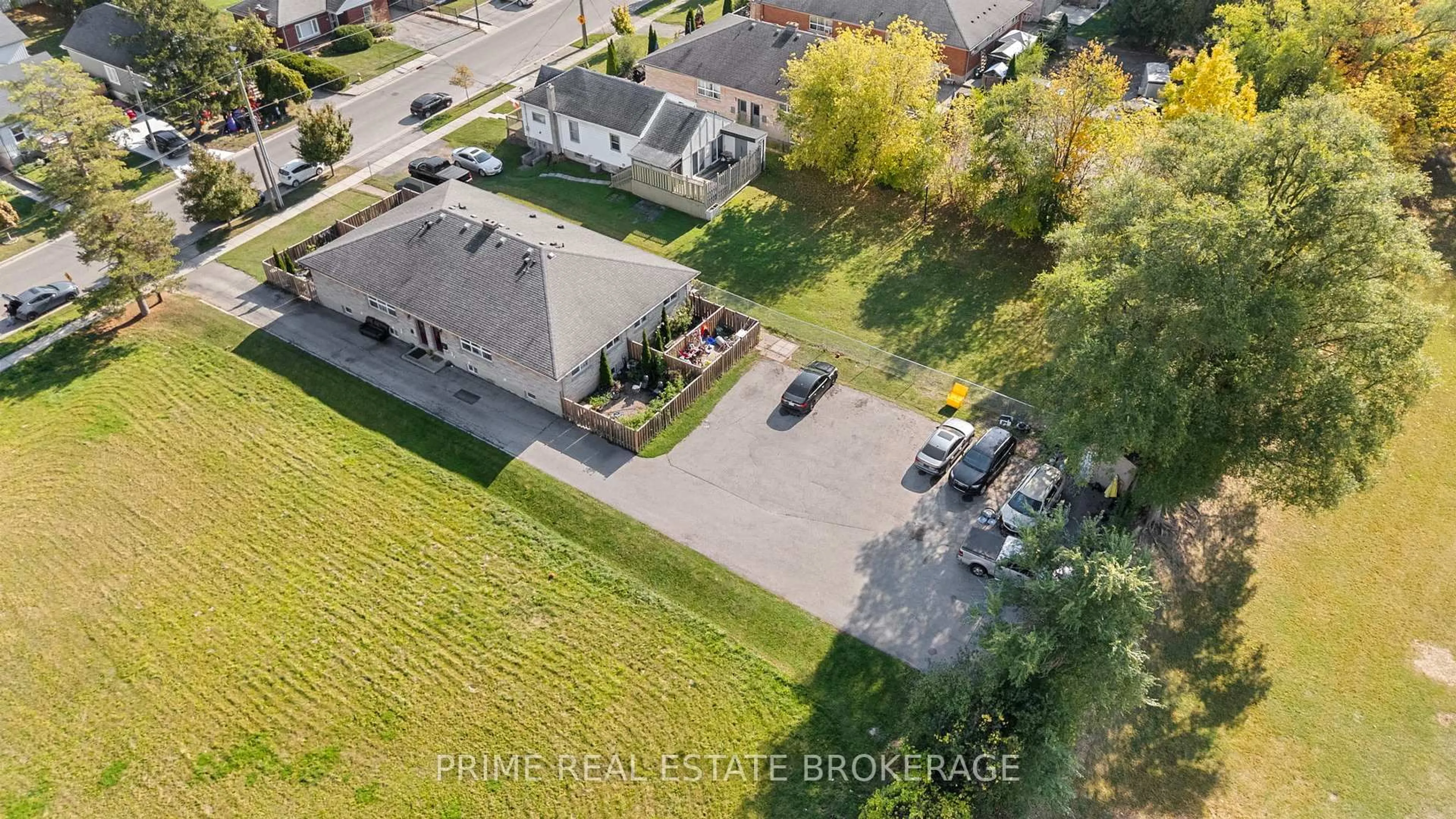 A pic from outside/outdoor area/front of a property/back of a property/a pic from drone, street for 231 Greenwood Ave, London South Ontario N6J 3G5