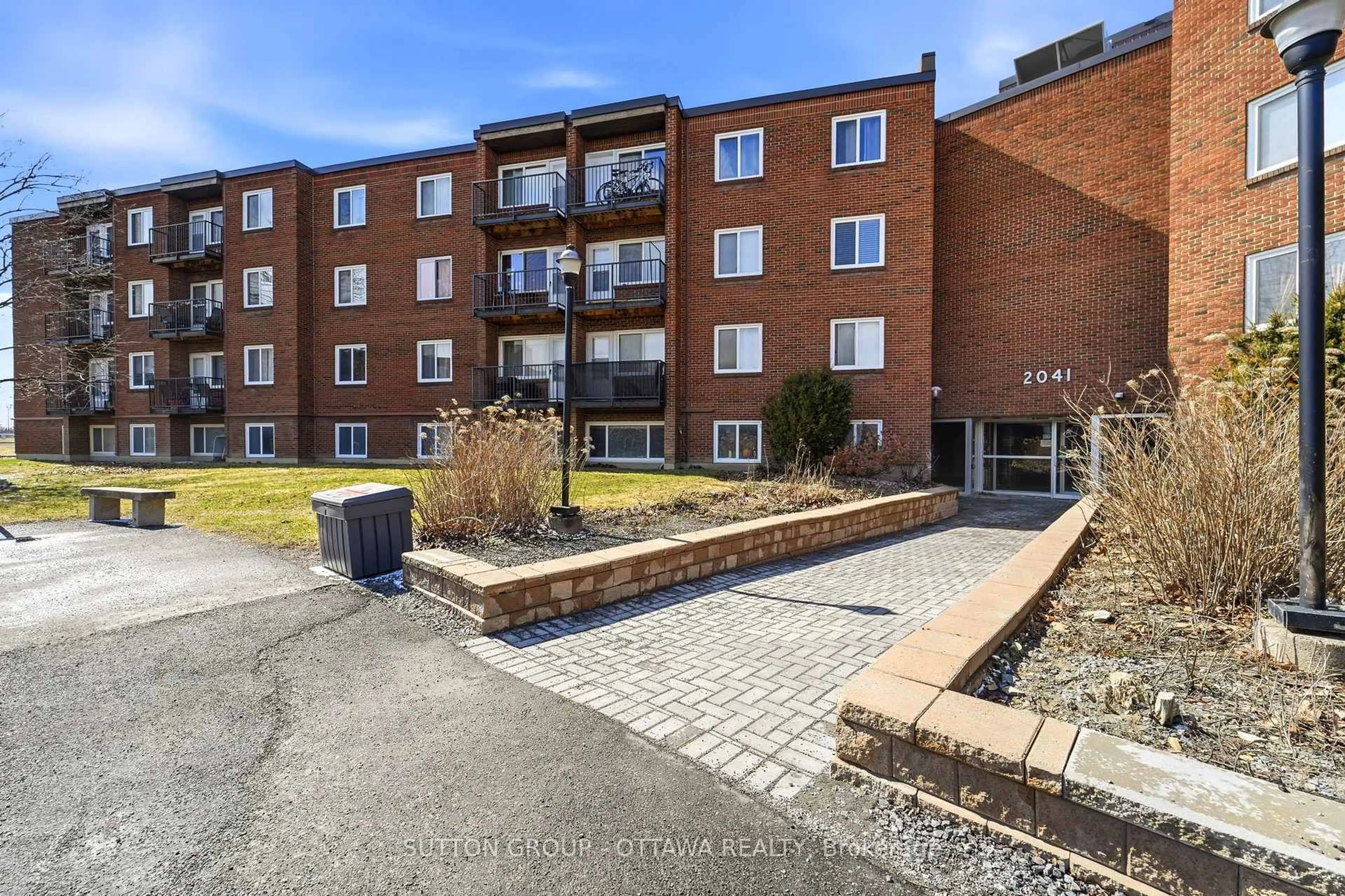 A pic from outside/outdoor area/front of a property/back of a property/a pic from drone, building for 2041 Arrowsmith Dr #308B, Ottawa Ontario K1J 7V7