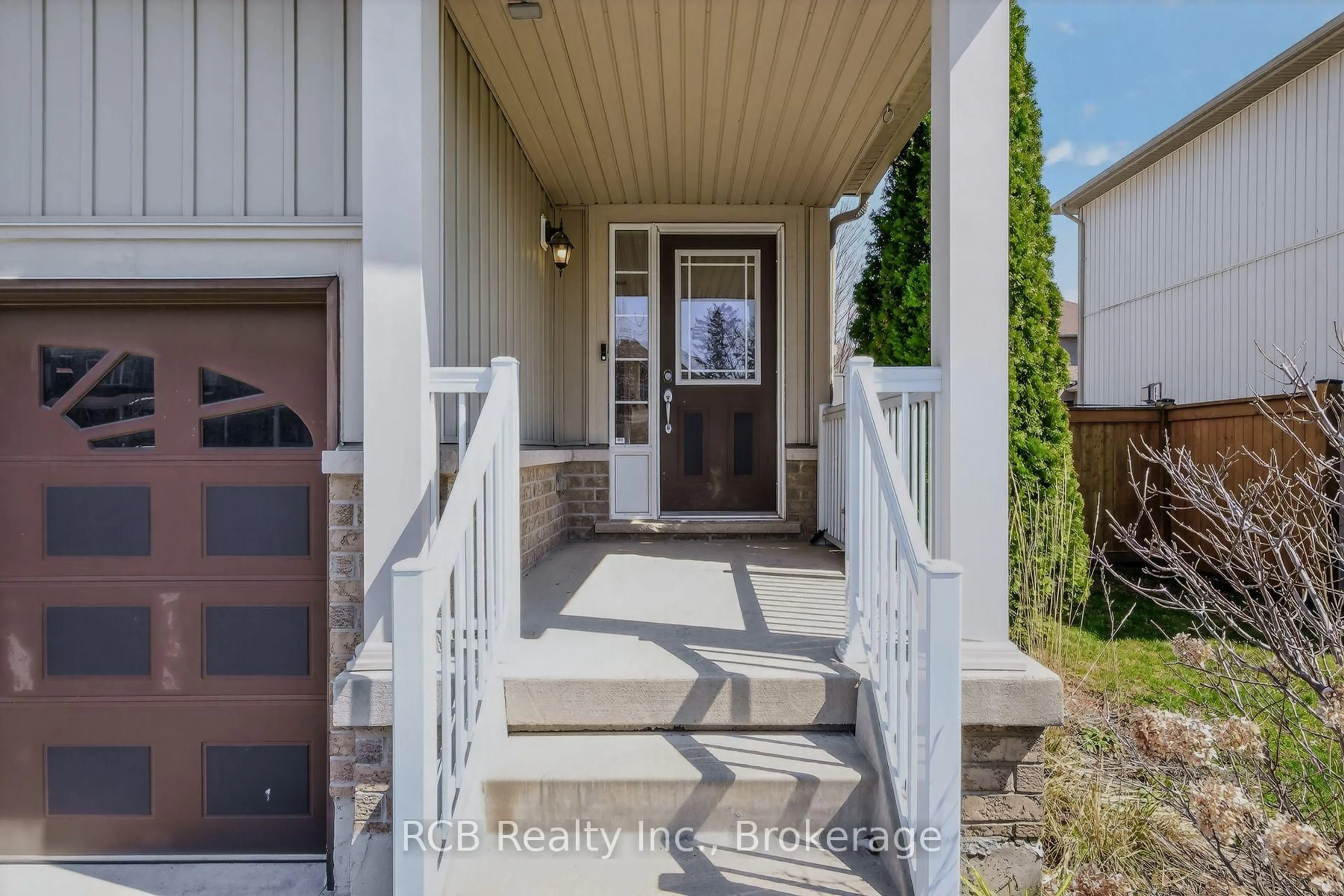 Indoor entryway for 155 Thomas Ave, Brantford Ontario N3S 0C8