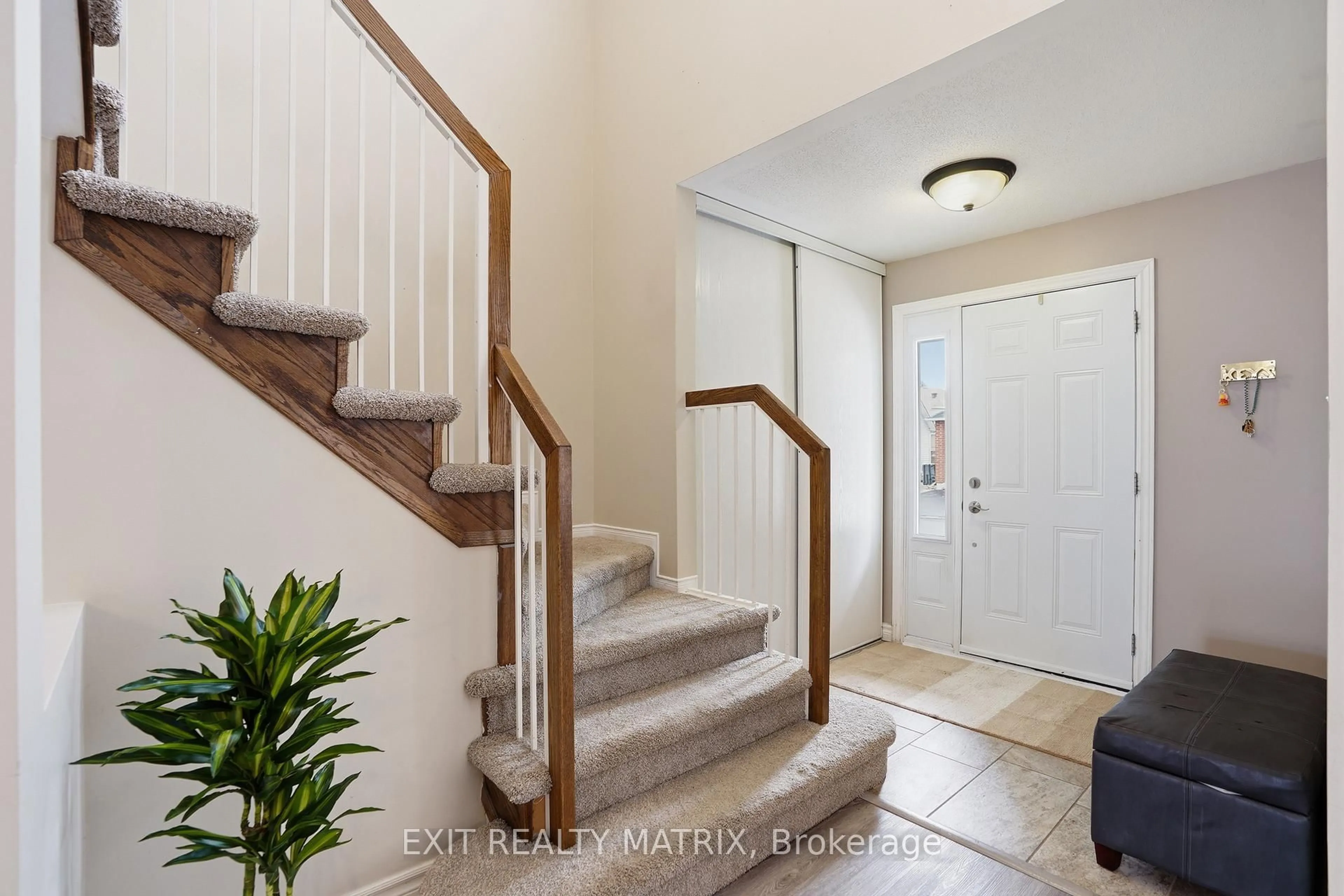 Indoor entryway for 127 Marshfield St, Ottawa Ontario K4A 4N1