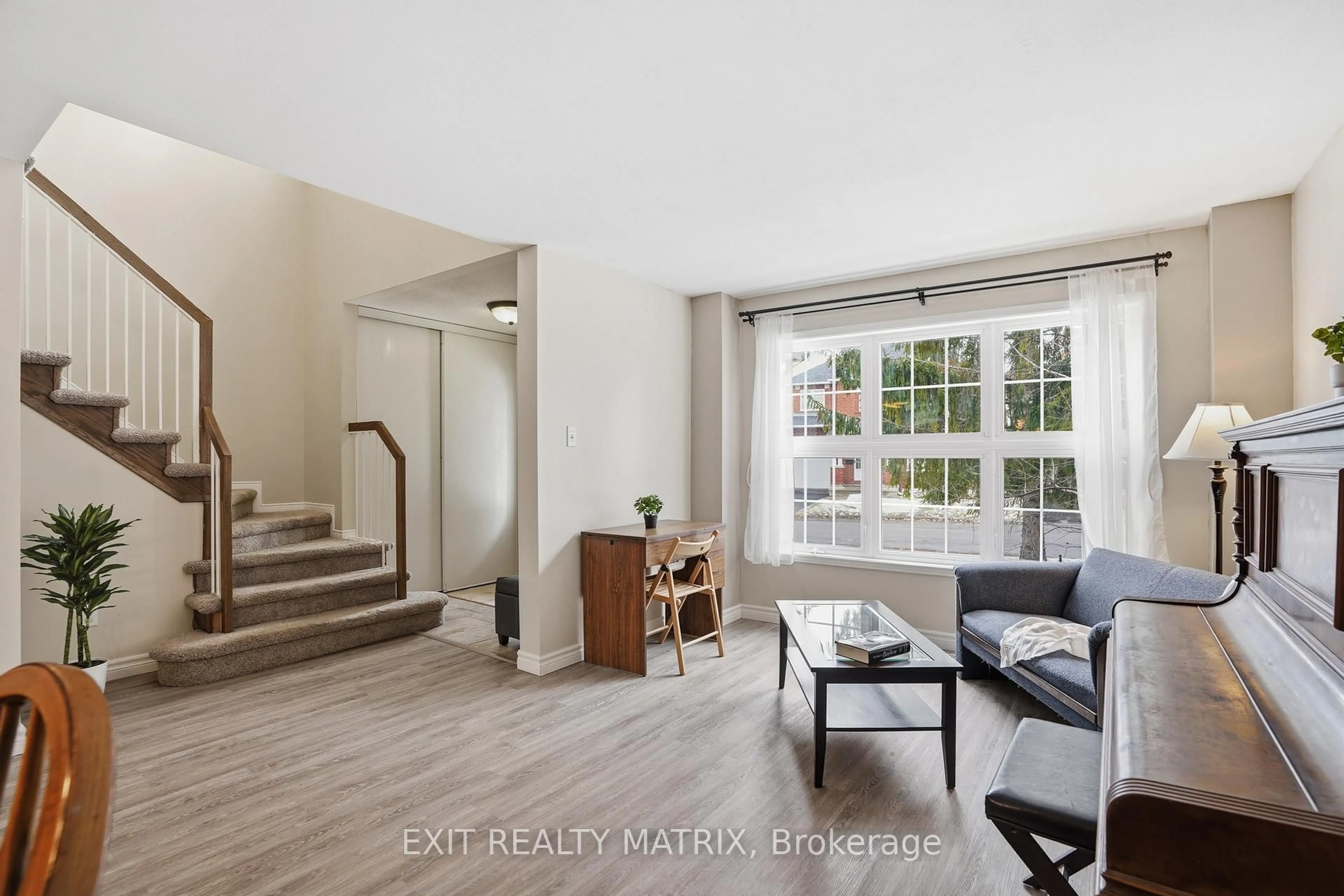 Indoor entryway for 127 Marshfield St, Ottawa Ontario K4A 4N1