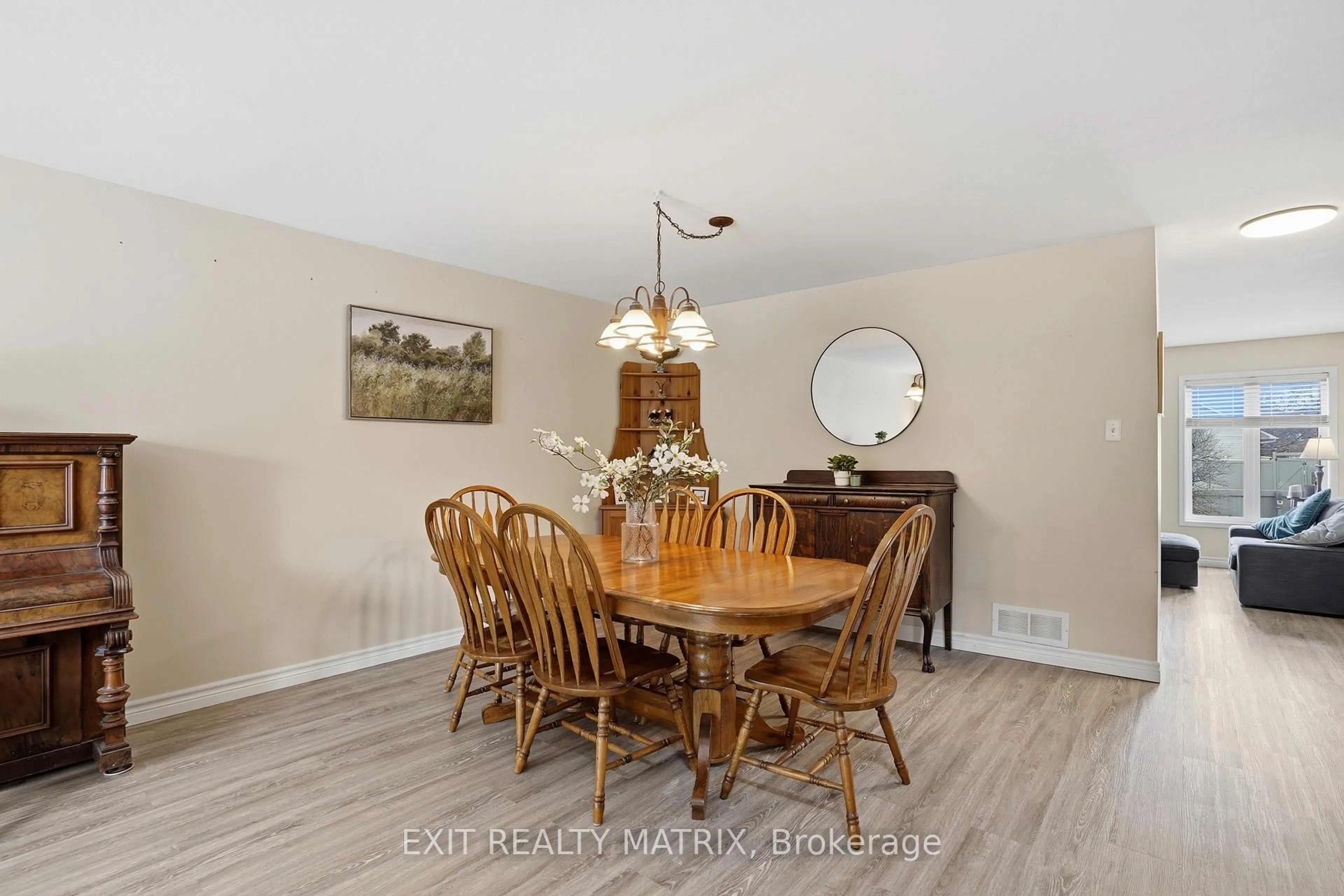 Dining room, wood/laminate floor for 127 Marshfield St, Ottawa Ontario K4A 4N1