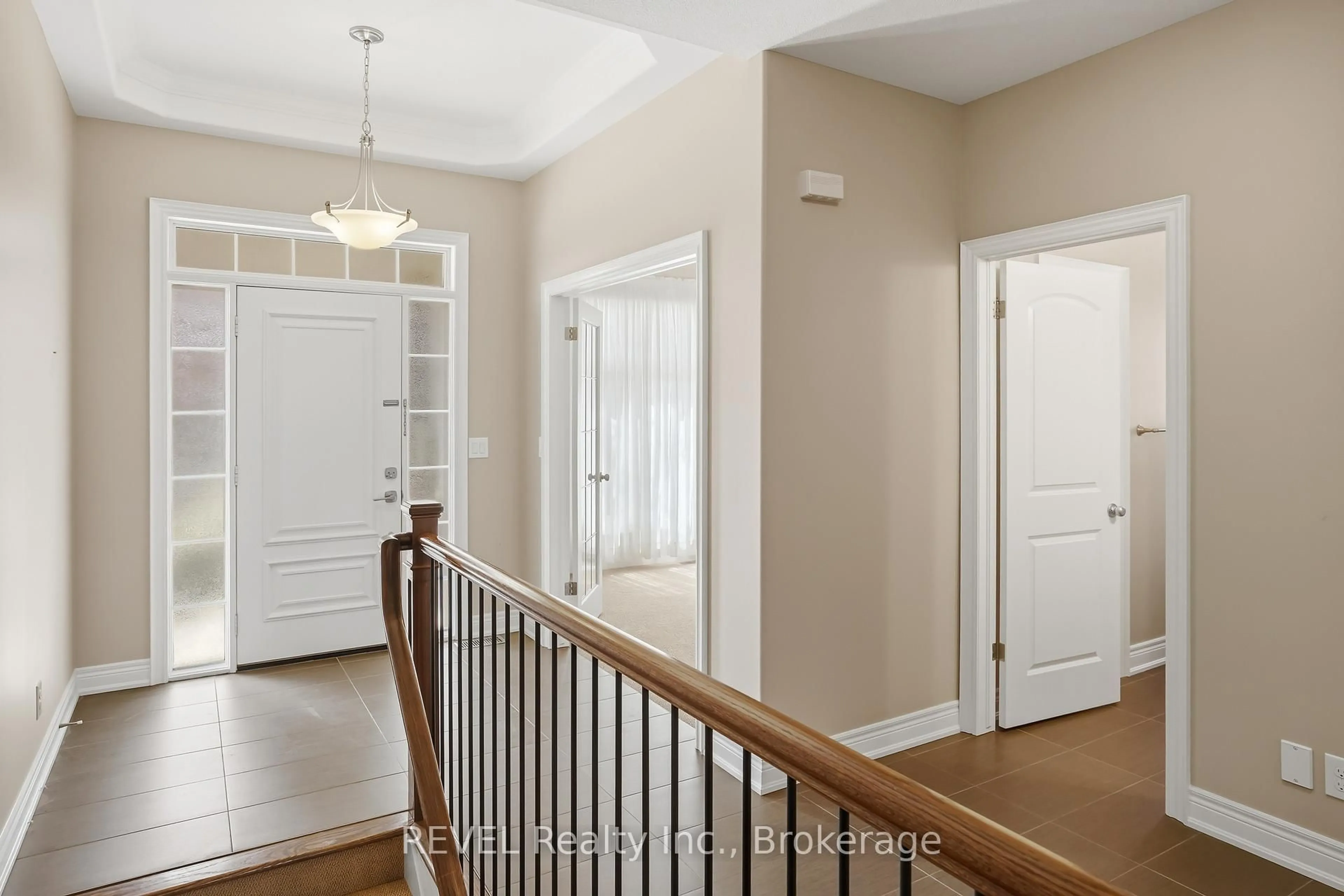 Indoor entryway for 20 Crimson Dr, Niagara-on-the-Lake Ontario L0S 1P0