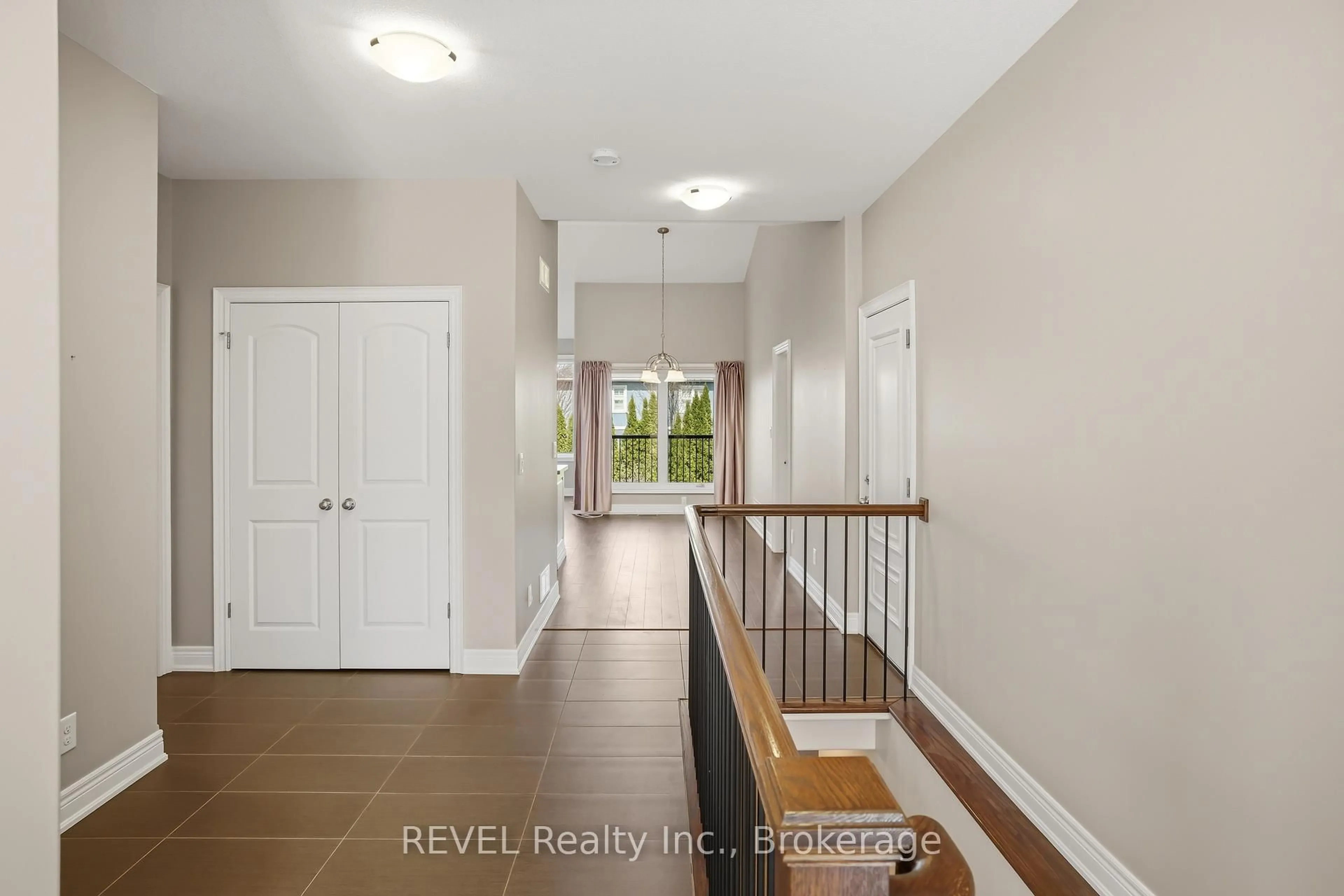 Indoor entryway for 20 Crimson Dr, Niagara-on-the-Lake Ontario L0S 1P0