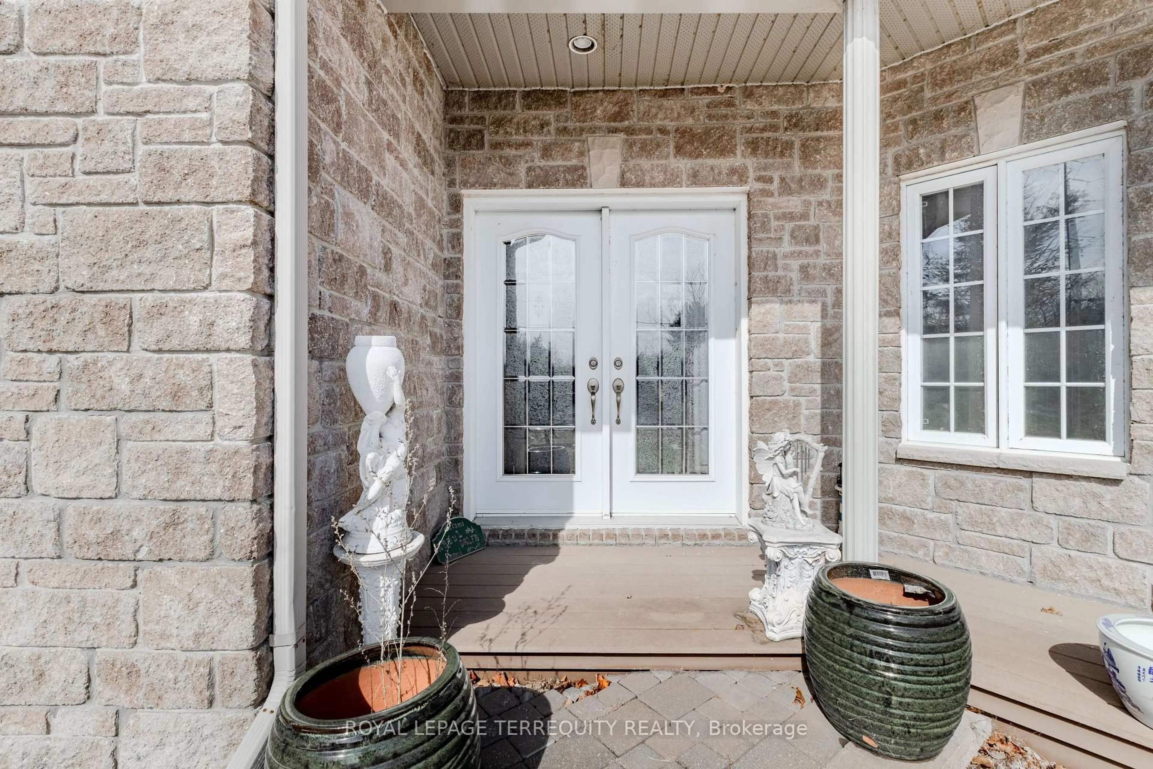Indoor entryway for 591 Du Parc Rd, Hawkesbury Ontario K0B 1K0