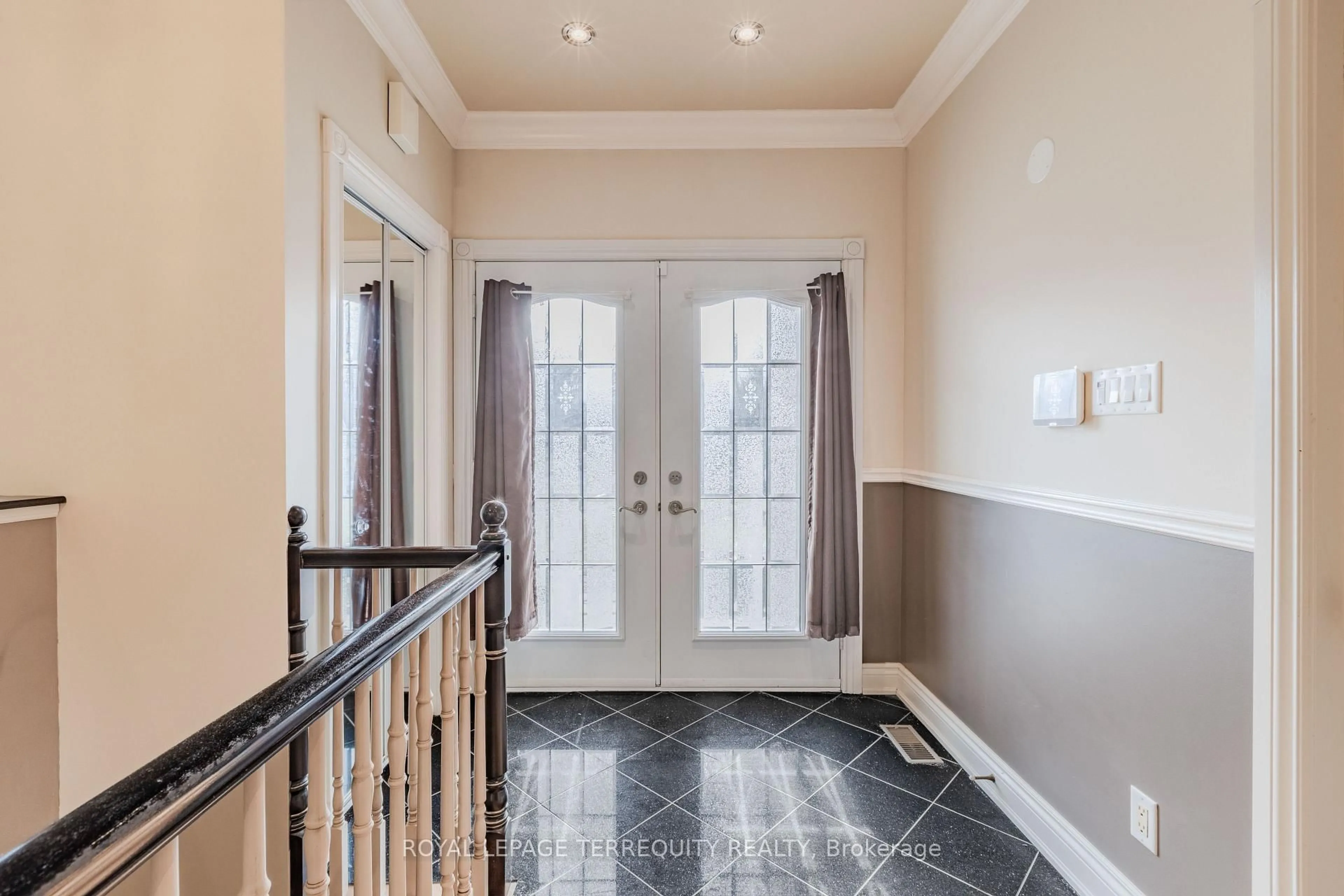Indoor entryway for 591 Du Parc Rd, Hawkesbury Ontario K0B 1K0