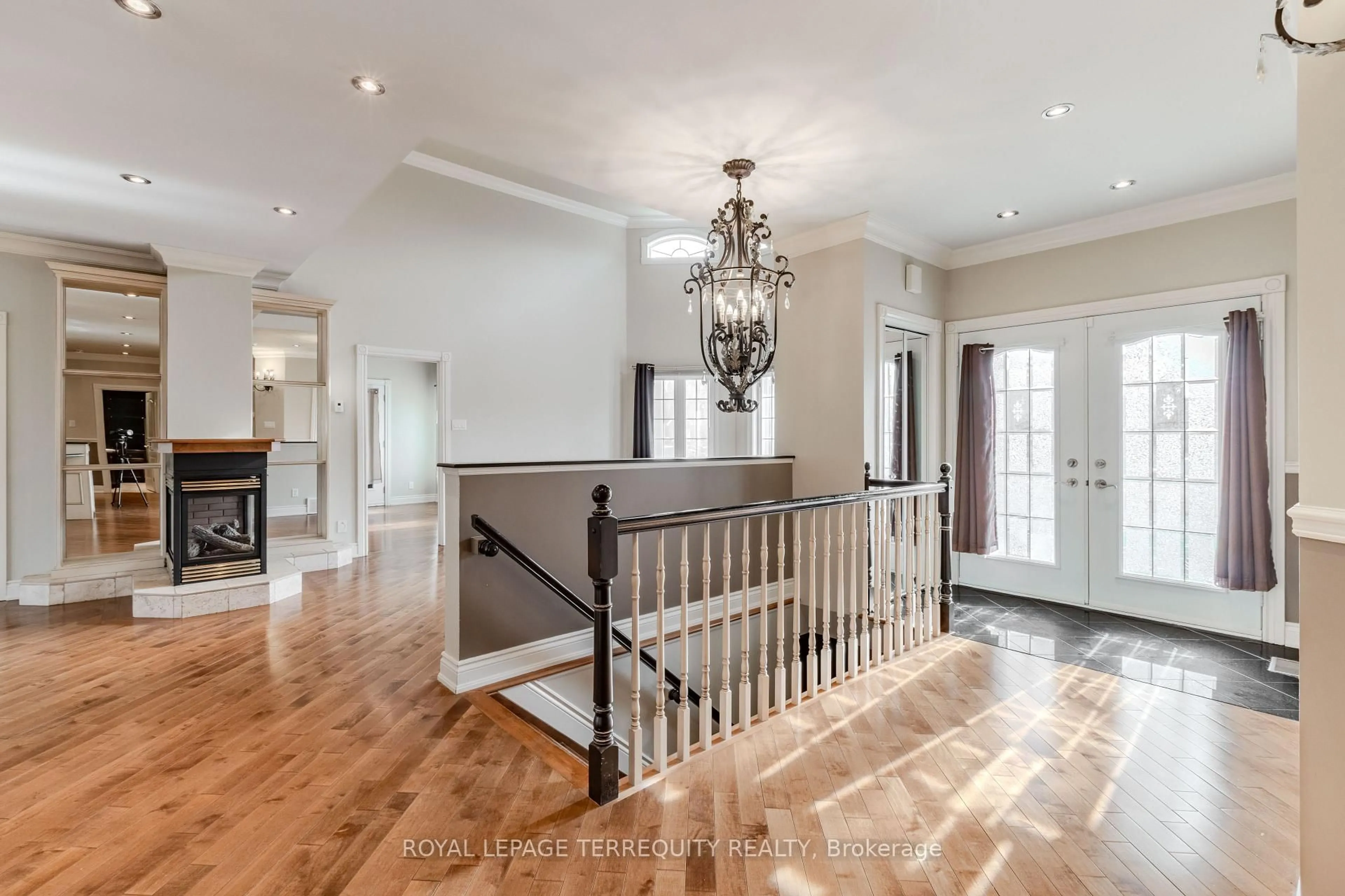 Indoor foyer for 591 Du Parc Rd, Hawkesbury Ontario K0B 1K0