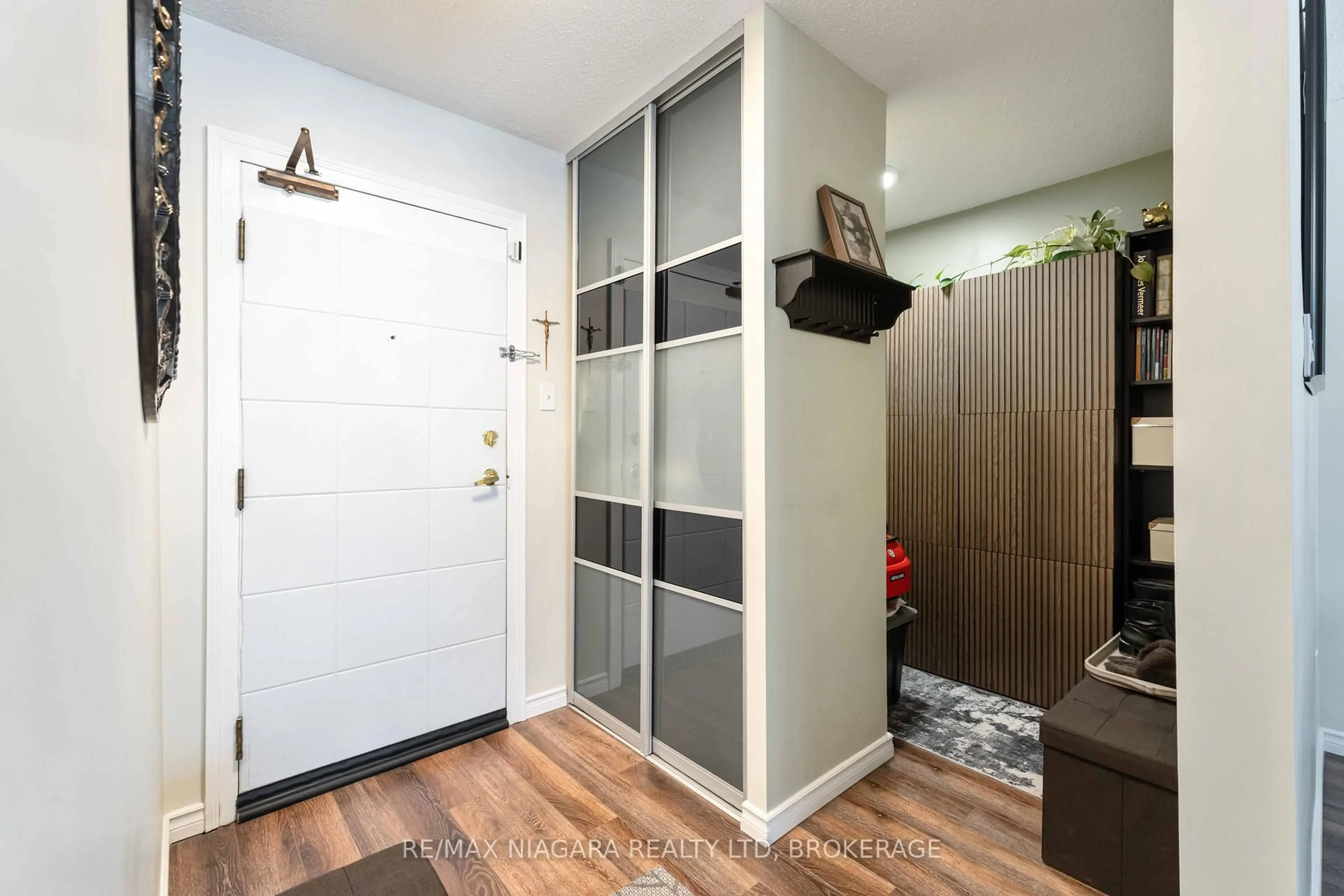 Indoor entryway for 5100 Dorchester Rd #210, Niagara Falls Ontario L2E 7H4