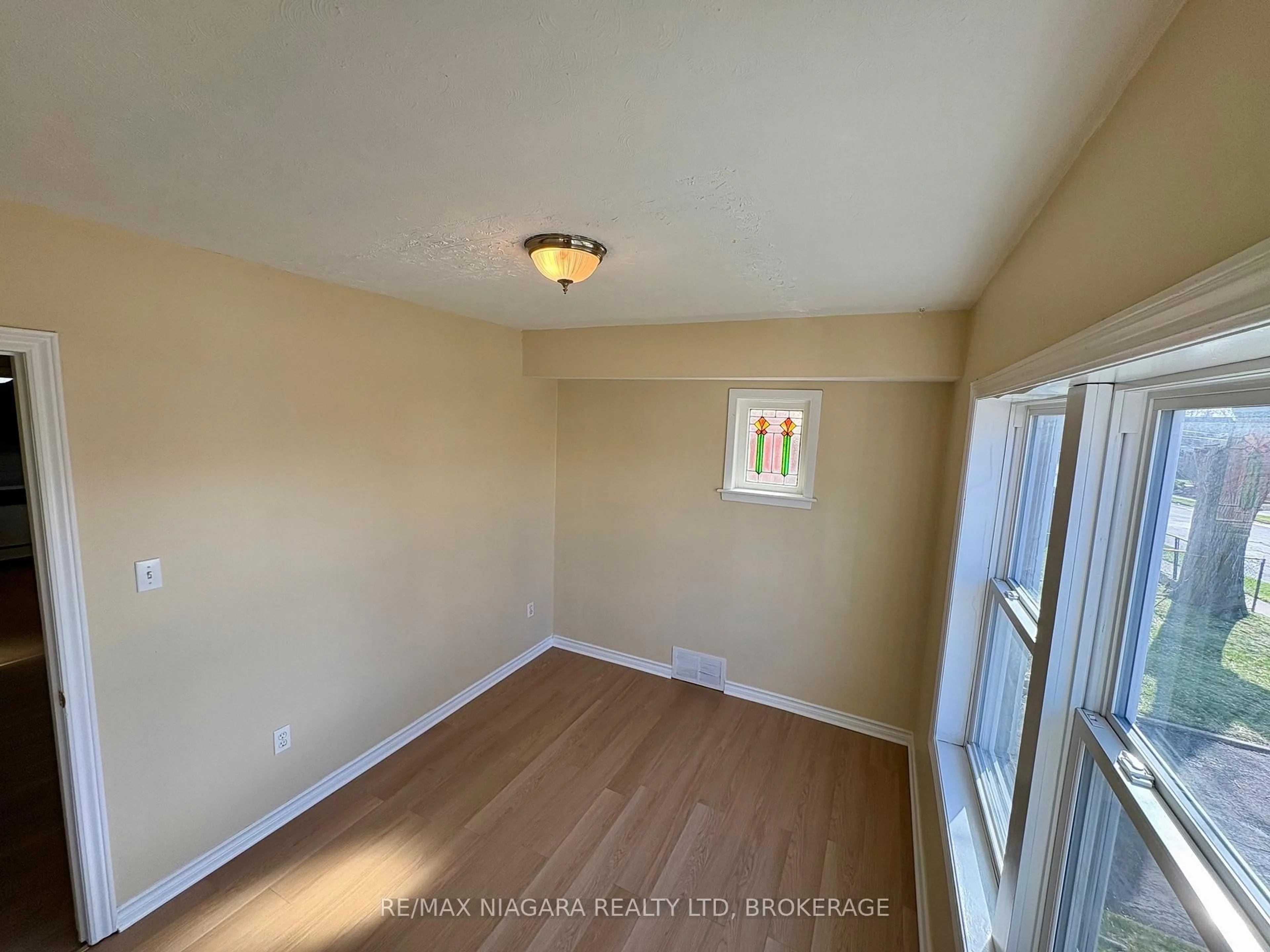 A pic of a room for 5371 Huron St, Niagara Falls Ontario L2E 2K5