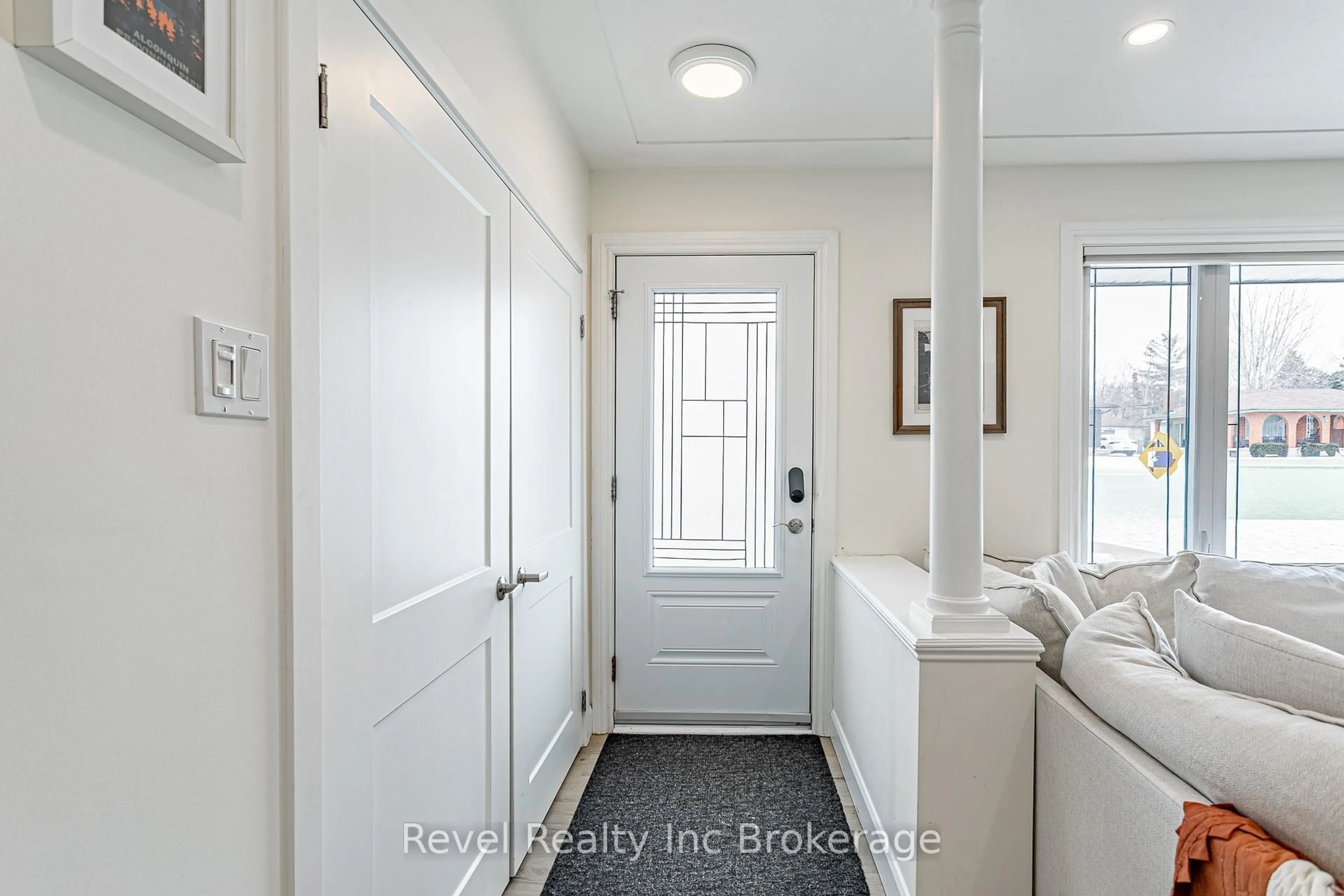 Indoor entryway for 229 Burlington St, London South Ontario N5Z 3W3