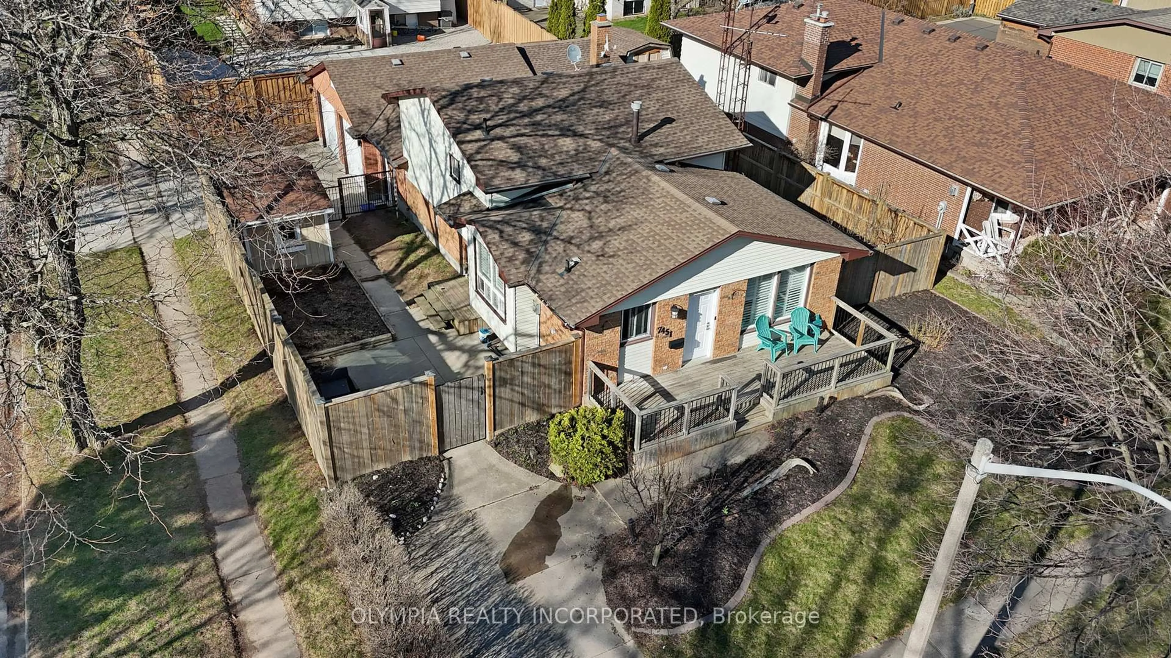 A pic from outside/outdoor area/front of a property/back of a property/a pic from drone, street for 7451 Green Boughs Rd, Niagara Falls Ontario L2J 3Y8