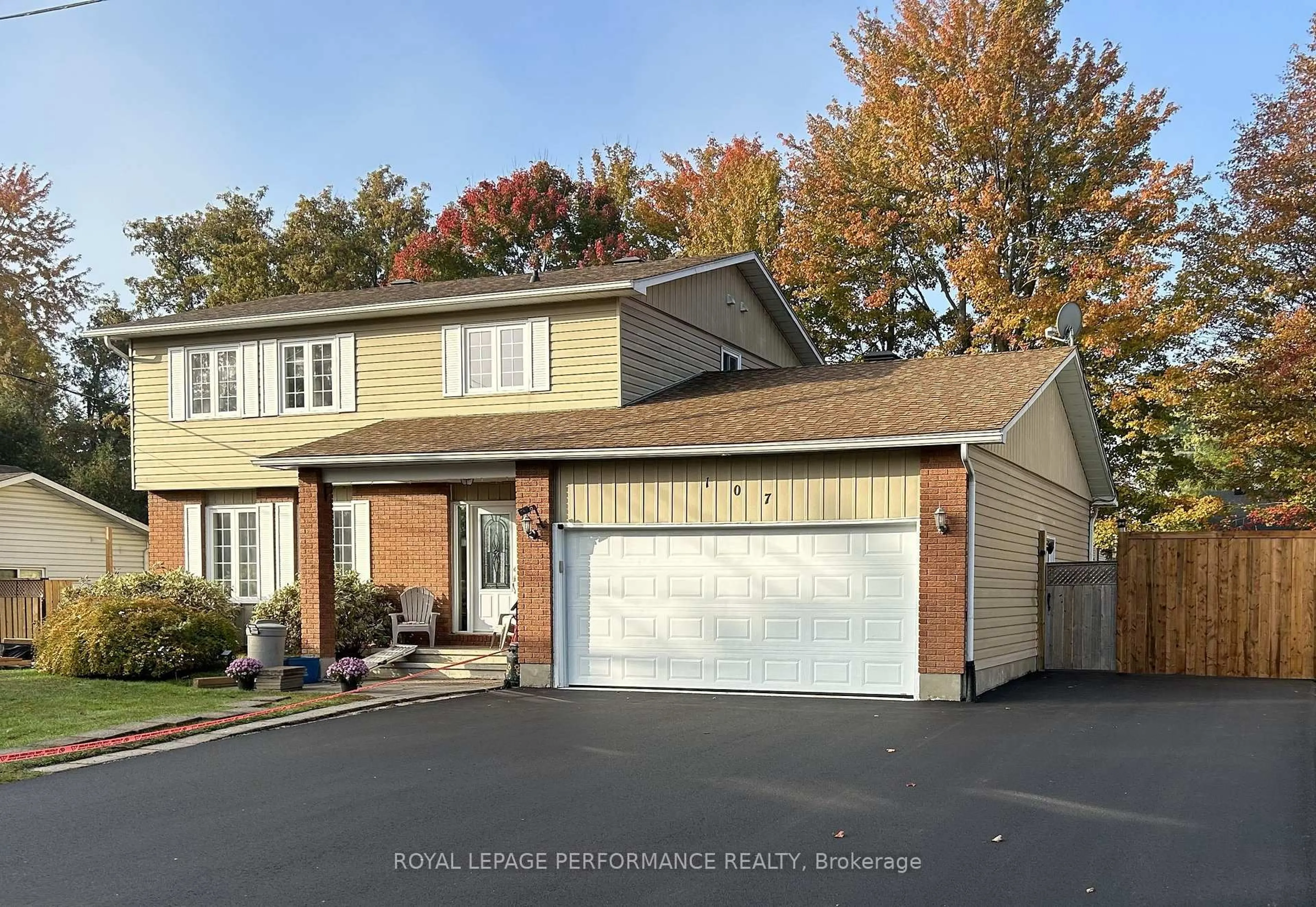 Home with vinyl exterior material, street for 107 Dunlop Cres, Russell Ontario K4R 1B3