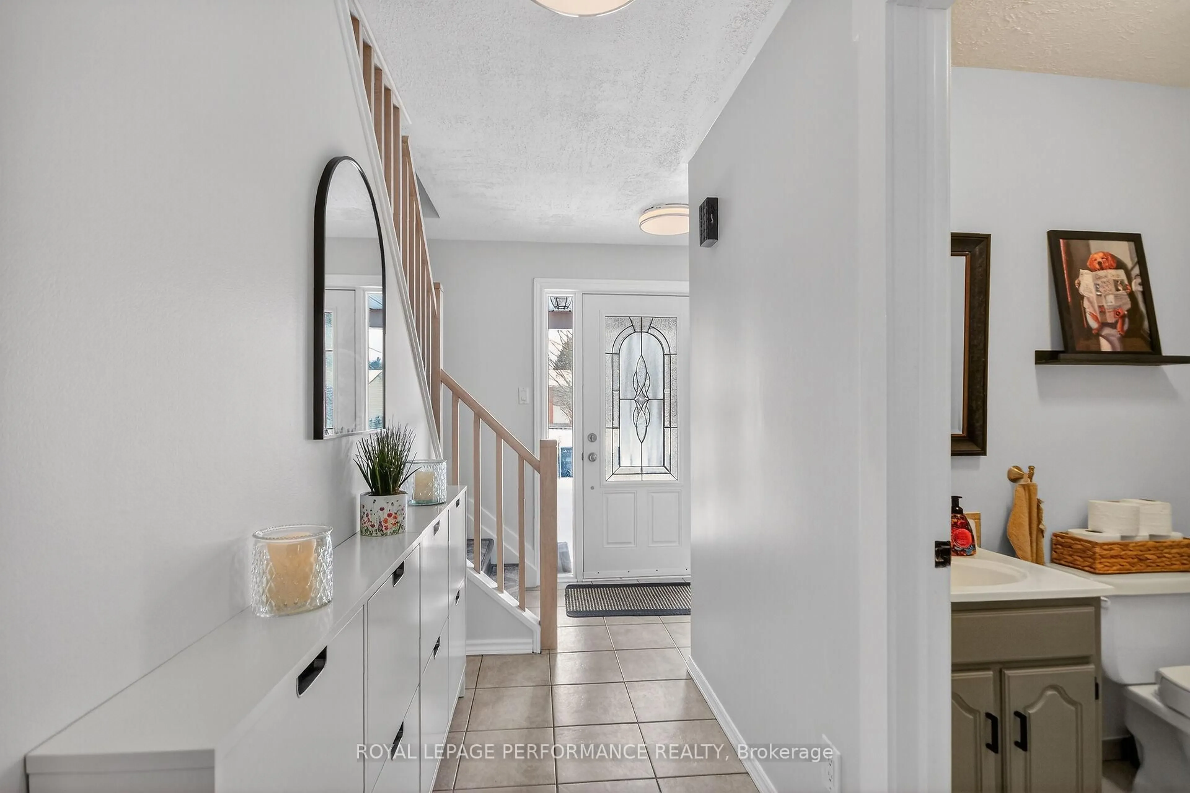 Indoor entryway for 107 Dunlop Cres, Russell Ontario K4R 1B3