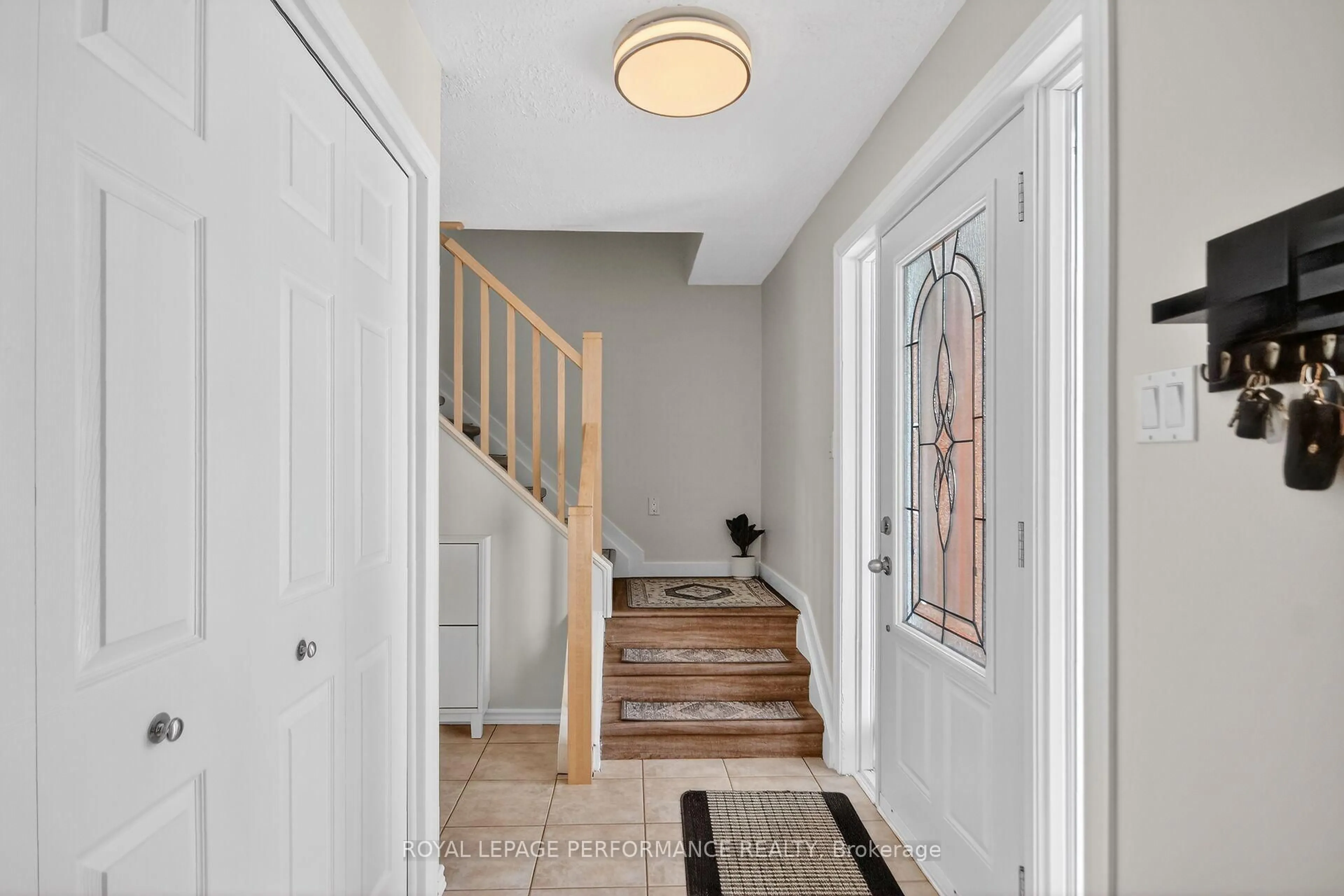 Indoor entryway for 107 Dunlop Cres, Russell Ontario K4R 1B3