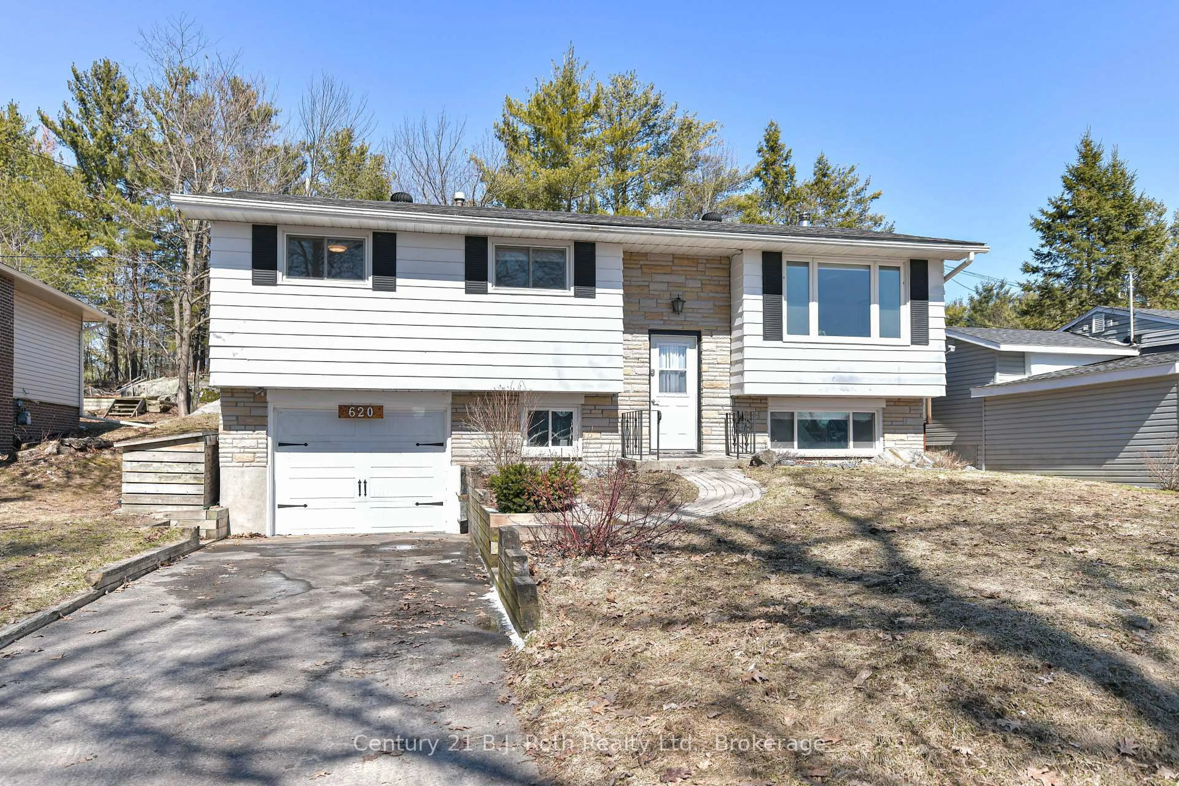 Home with vinyl exterior material, street for 620 Pinedale Rd, Gravenhurst Ontario P1P 1L5