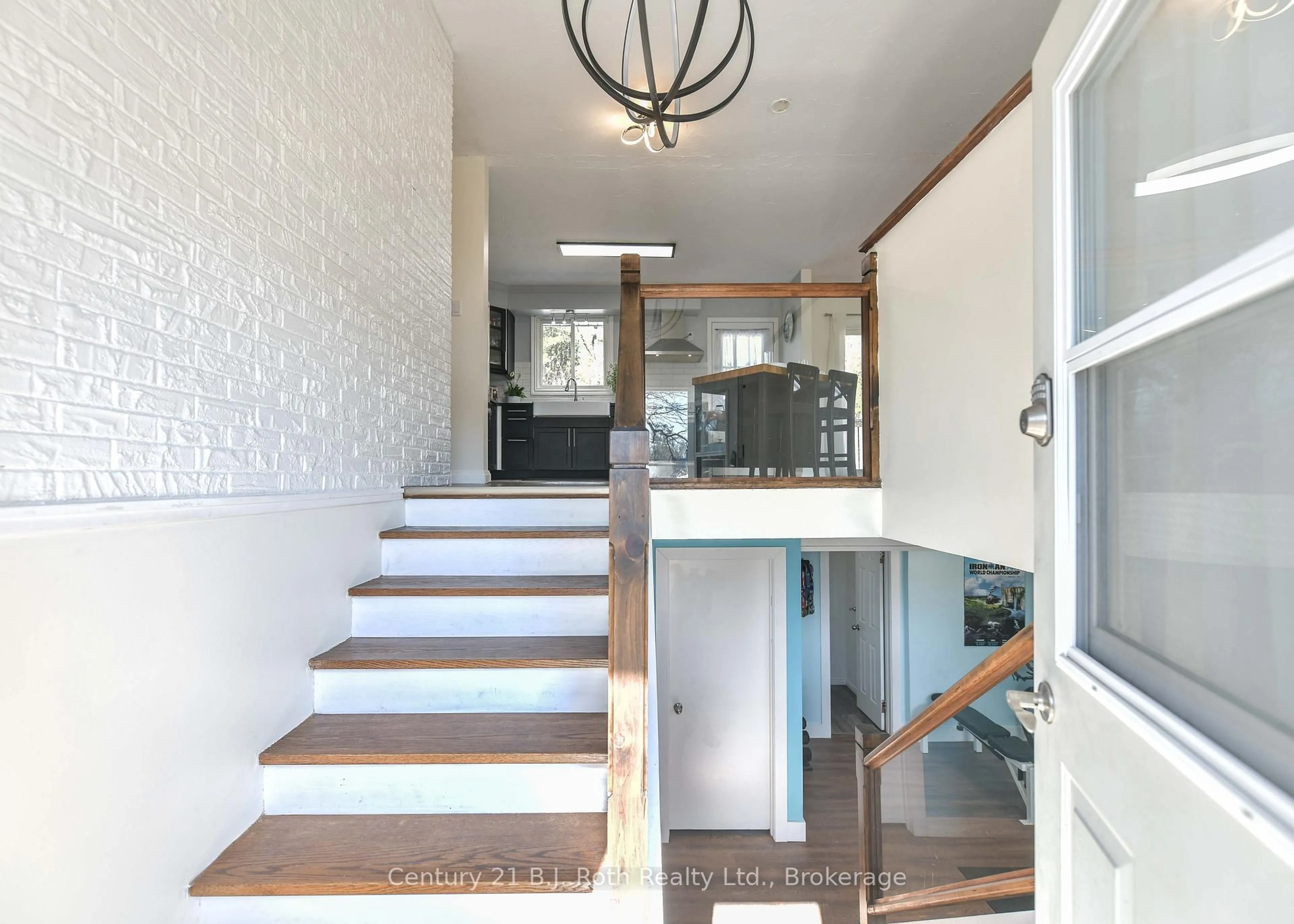 Indoor entryway for 620 Pinedale Rd, Gravenhurst Ontario P1P 1L5