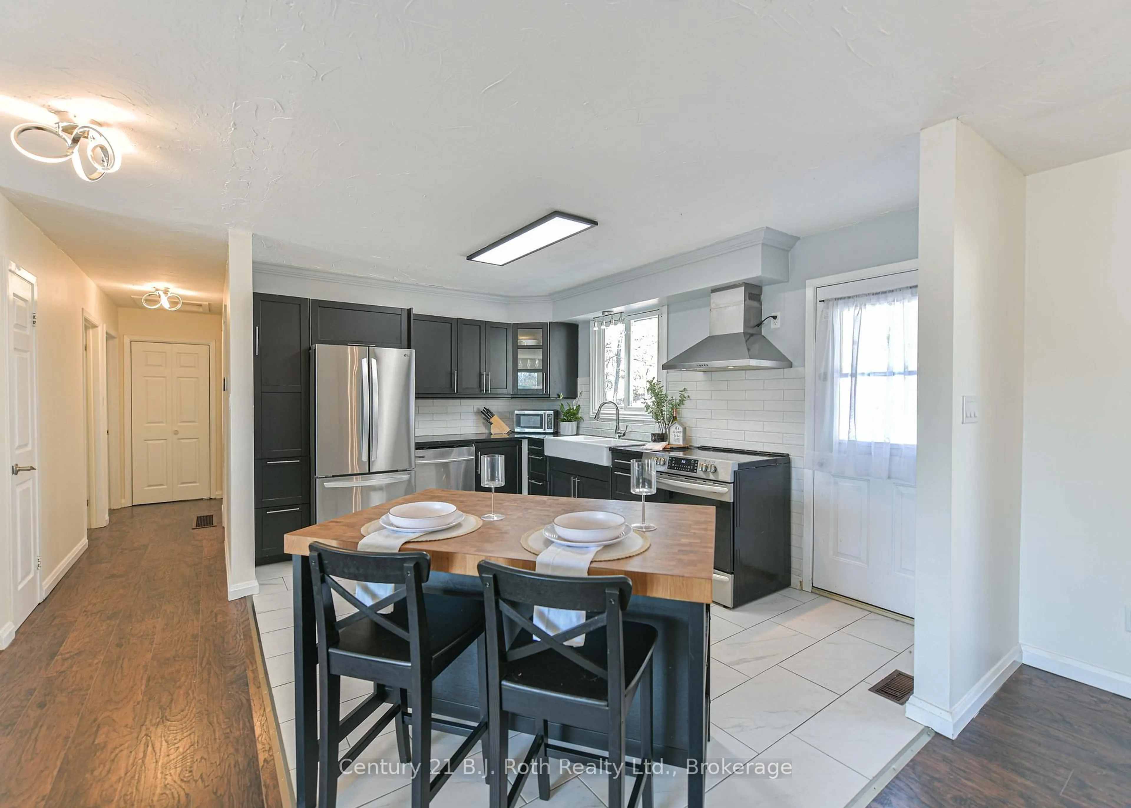 Open concept kitchen, ceramic/tile floor for 620 Pinedale Rd, Gravenhurst Ontario P1P 1L5