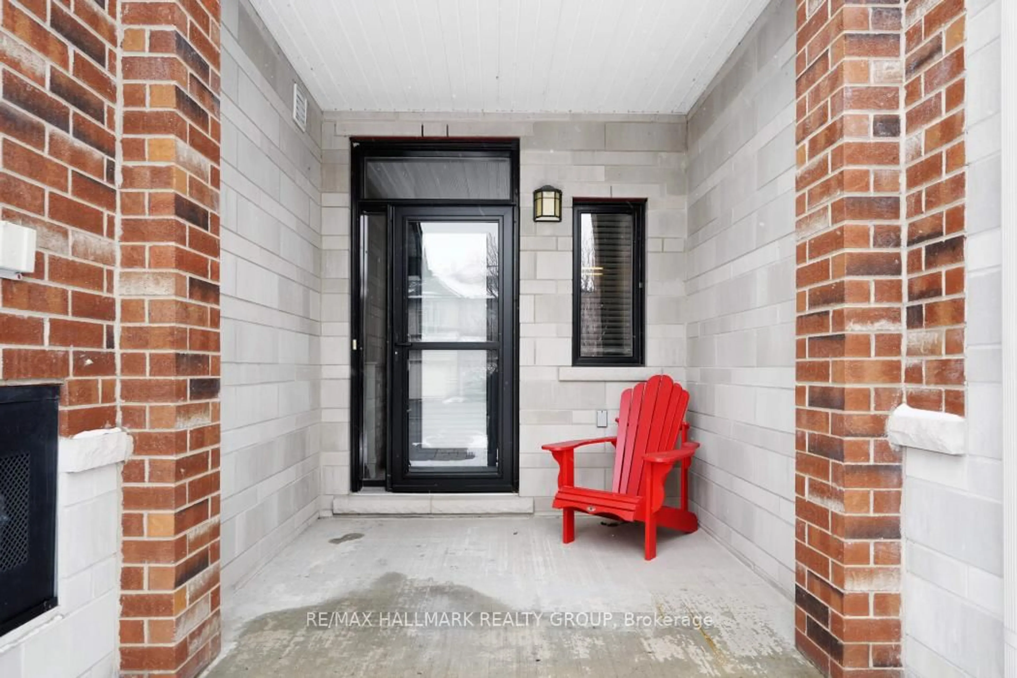 Indoor entryway for 125 Watchhorn Grve, Ottawa Ontario K1V 2N3