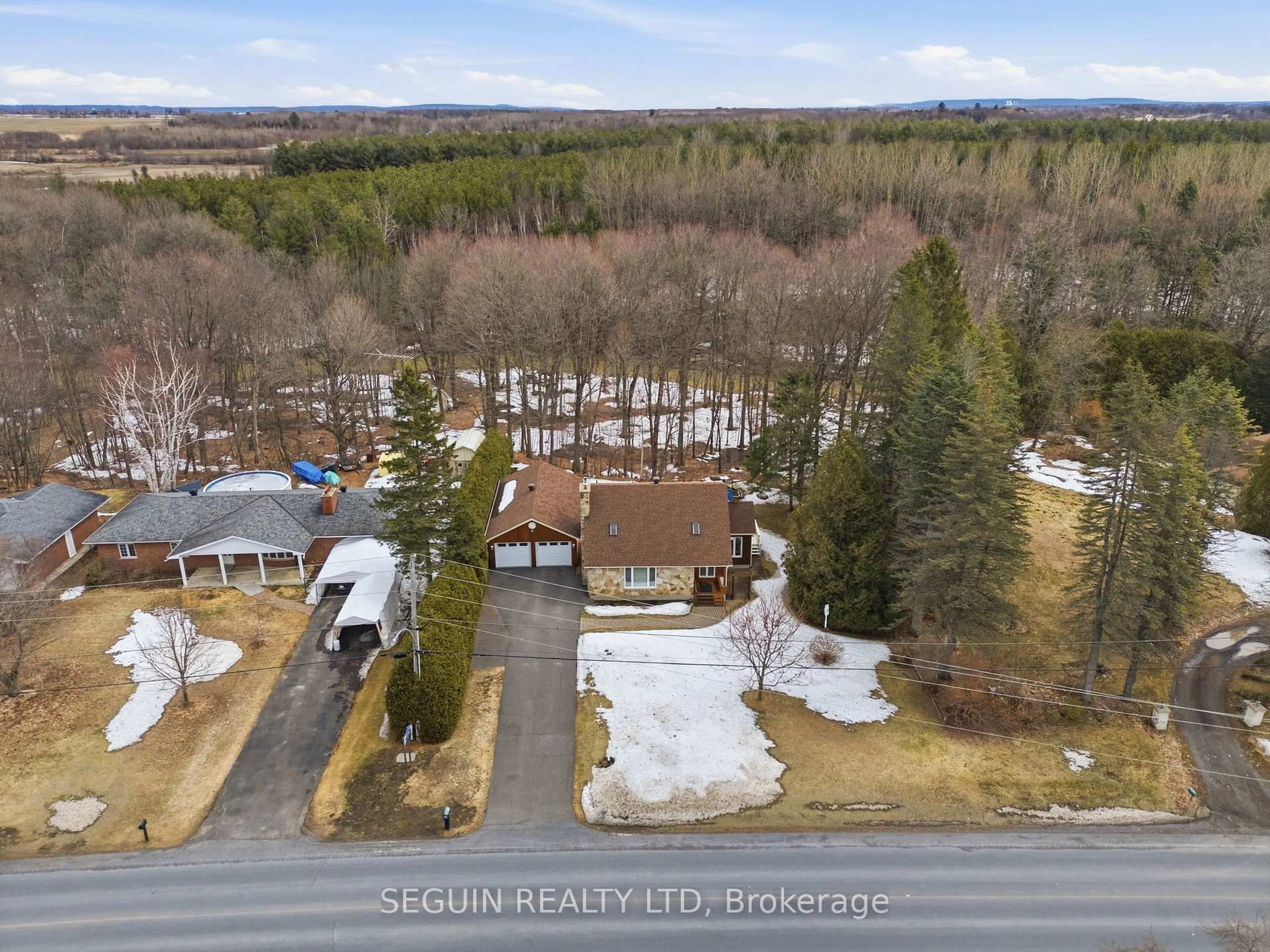 A pic from outside/outdoor area/front of a property/back of a property/a pic from drone, unknown for 1165 Golf Rd, East Hawkesbury Ontario K6A 2R2