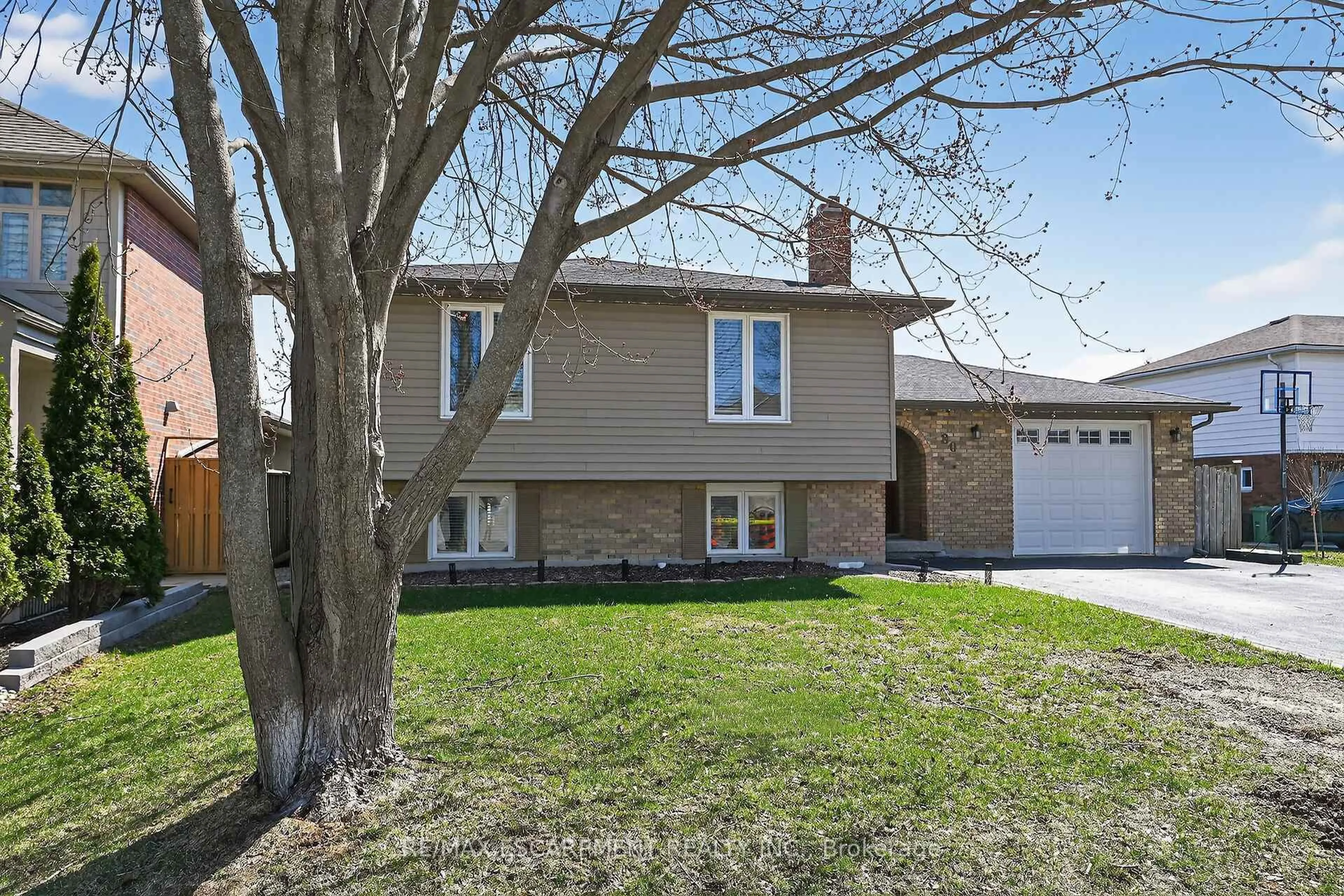 Home with vinyl exterior material, street for 80 First Rd, Hamilton Ontario L8J 2S9