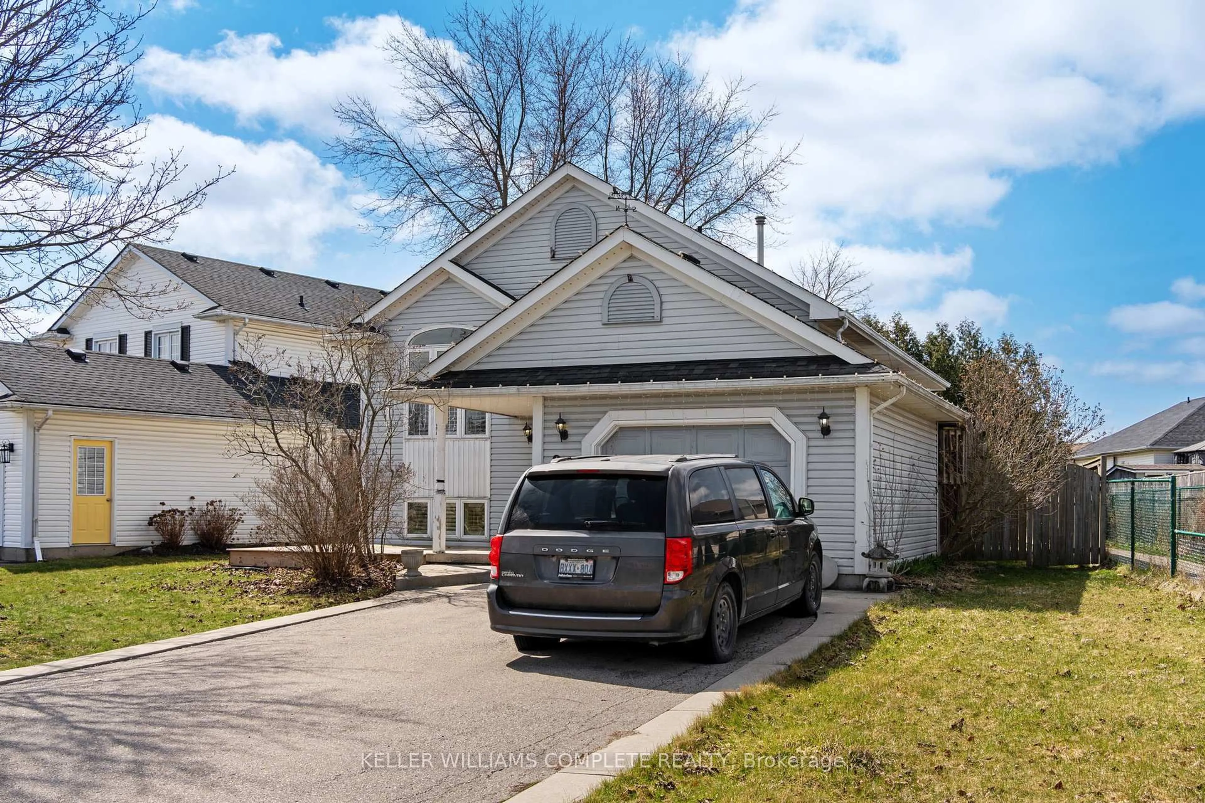 Home with vinyl exterior material, street for 27 Morgan Dr, Haldimand Ontario N3W 1H6