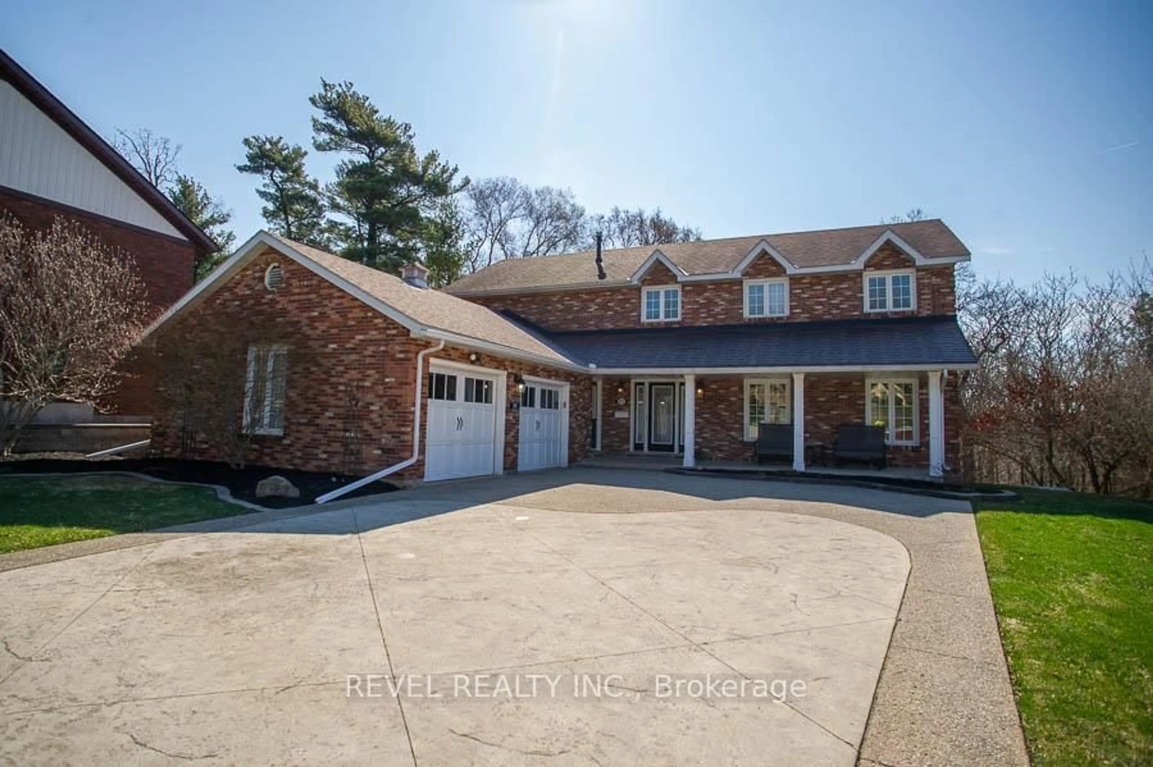 A pic from outside/outdoor area/front of a property/back of a property/a pic from drone, water/lake/river/ocean view for 23 Scarfe Gdns, Brantford Ontario N3T 6B2