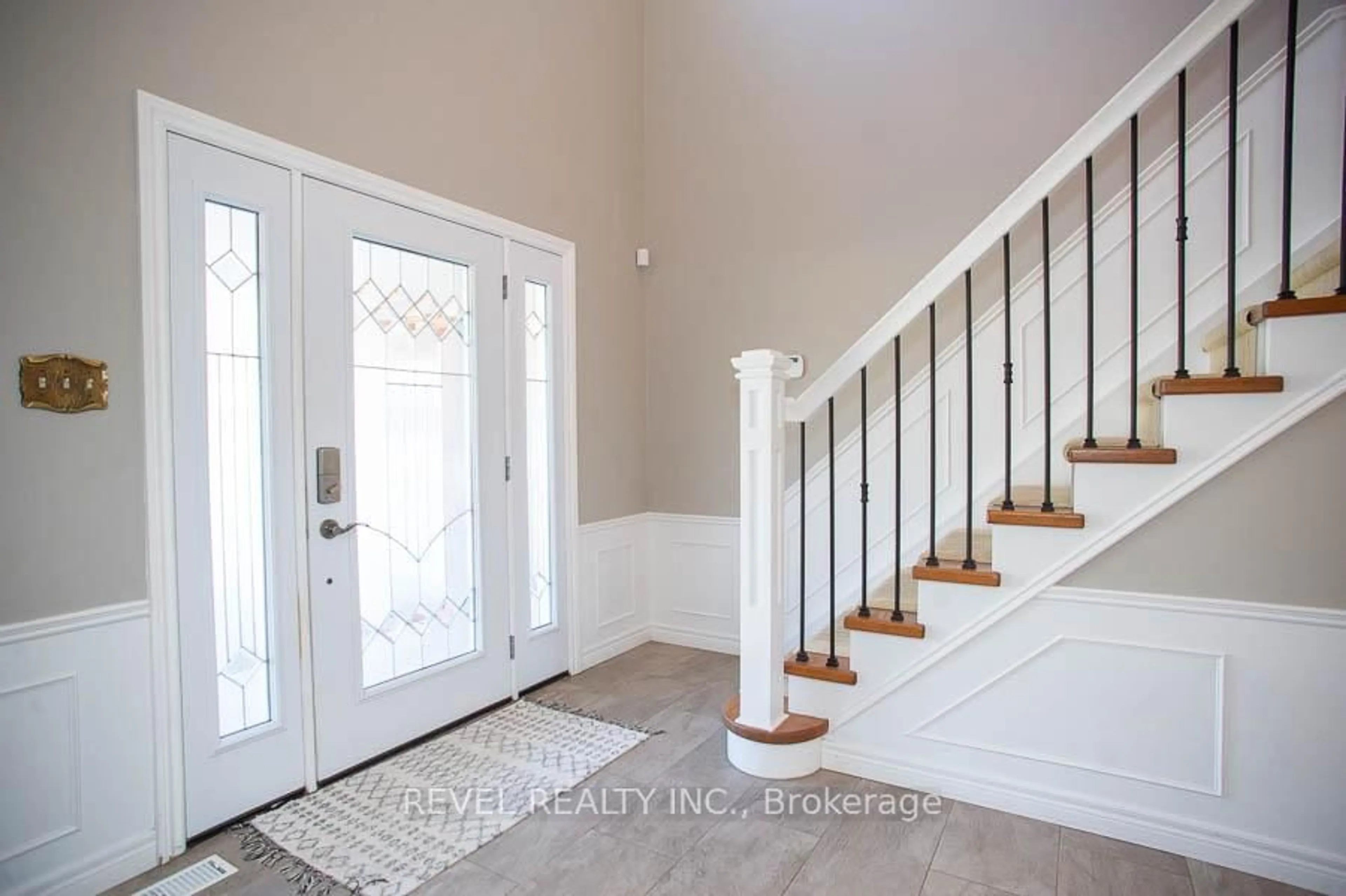 Indoor entryway for 23 Scarfe Gdns, Brantford Ontario N3T 6B2