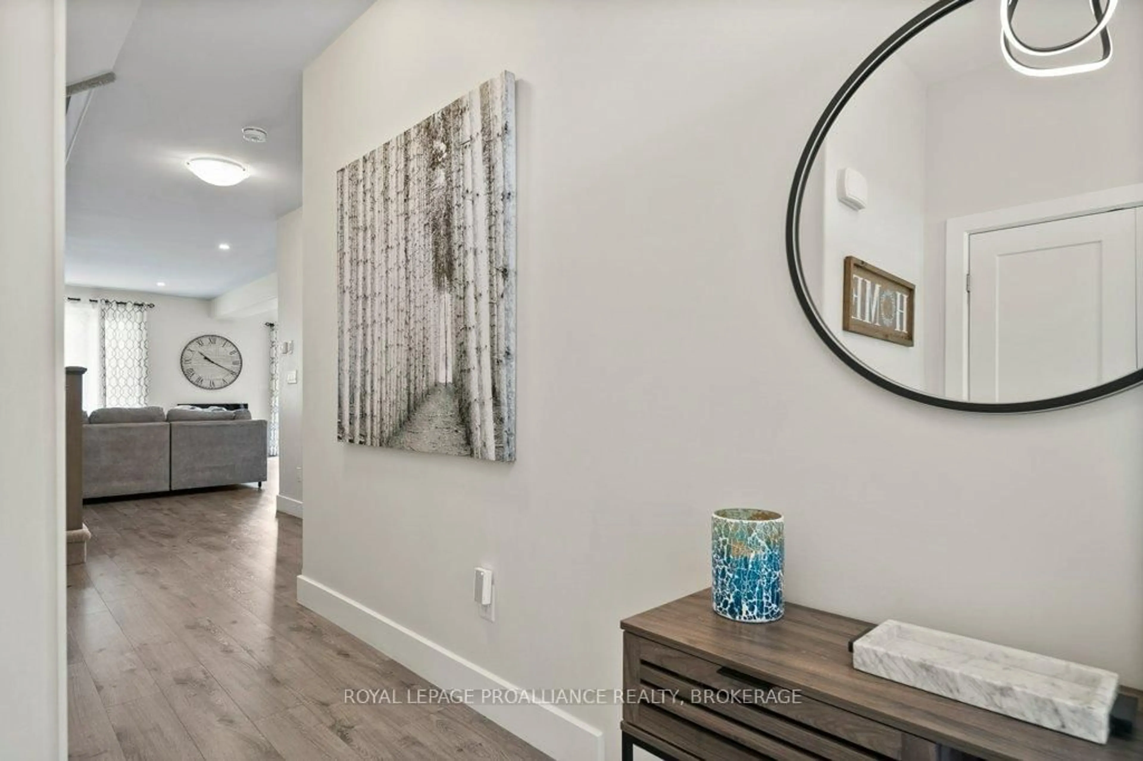 Indoor entryway for 103 Pearce St, Loyalist Ontario K7N 0E1