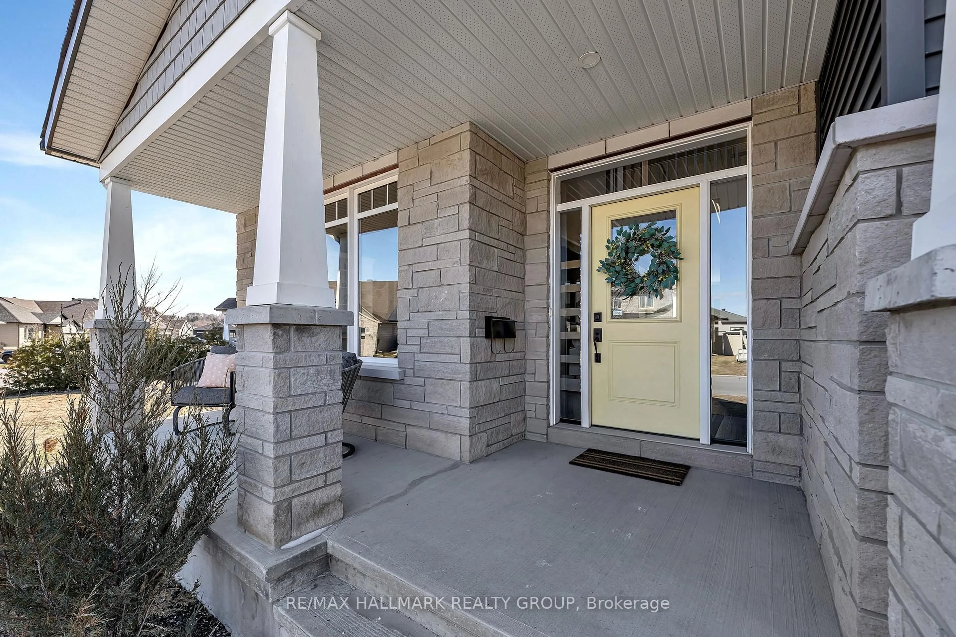 Indoor entryway for 1025 Diamond St, Clarence-Rockland Ontario K4K 1P6