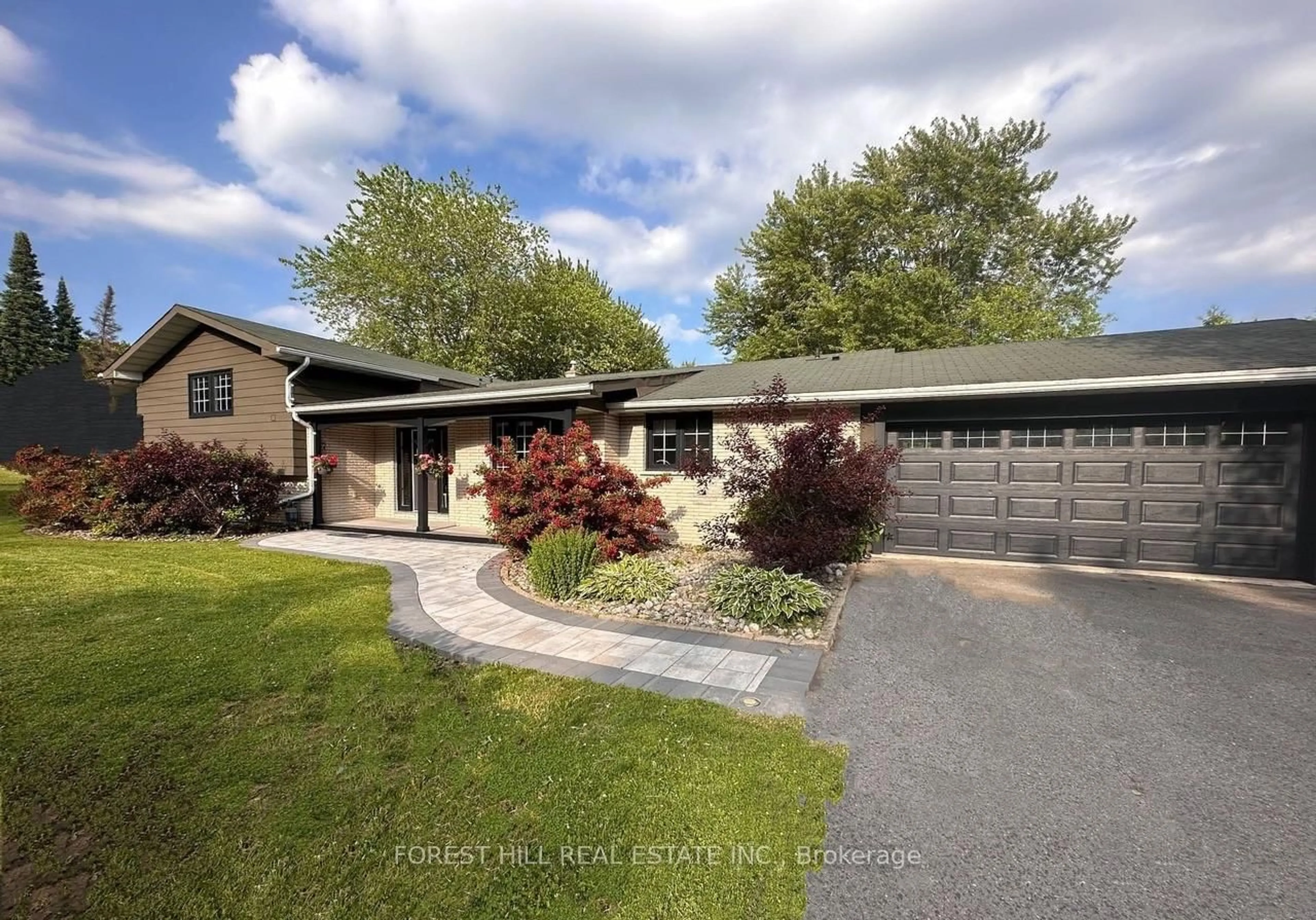 A pic from outside/outdoor area/front of a property/back of a property/a pic from drone, street for 1143 Connaught Dr, Selwyn Ontario K0L 1T0