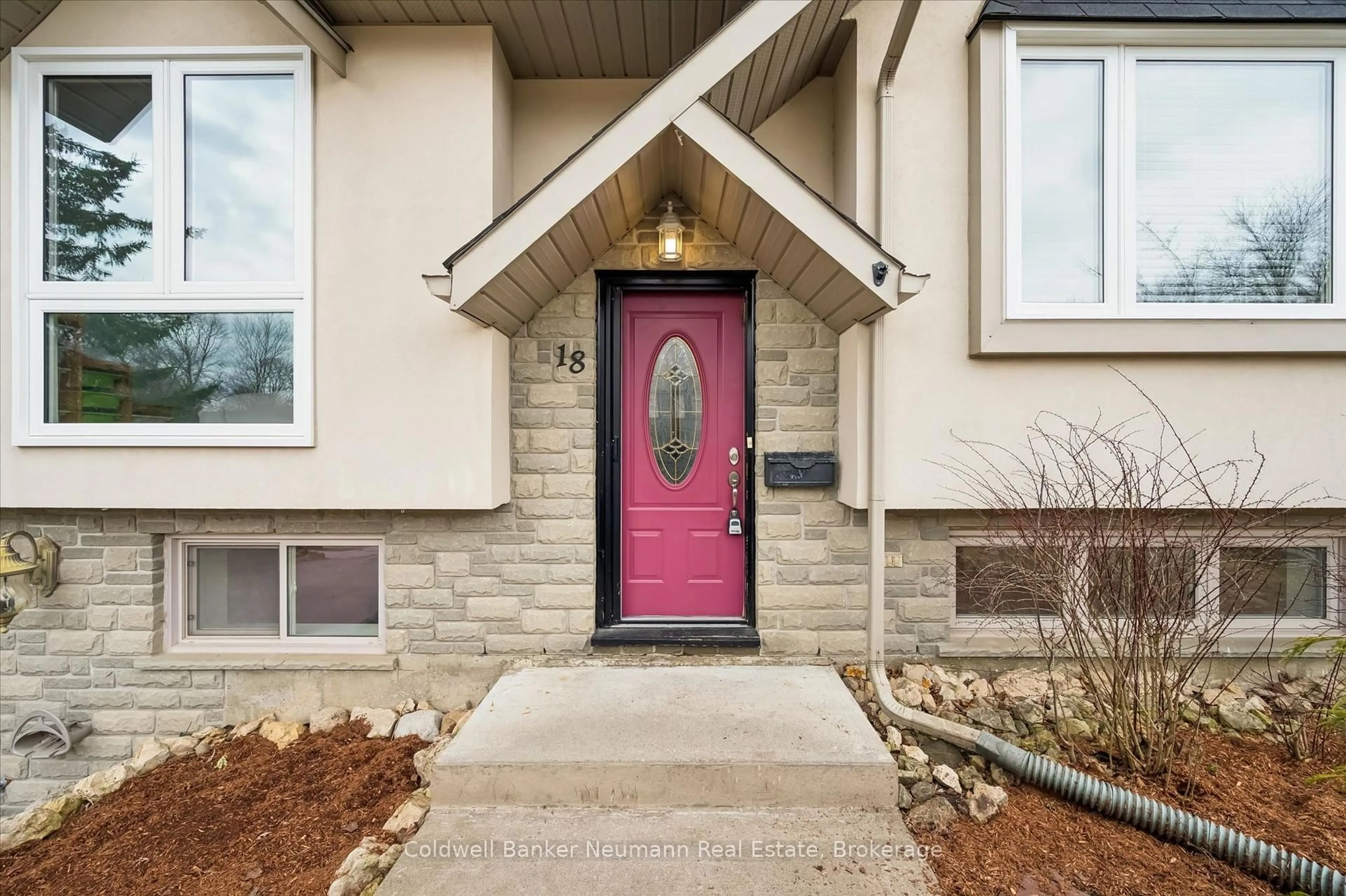 Indoor entryway for 18 Gateway Dr, Guelph Ontario N1H 6W8