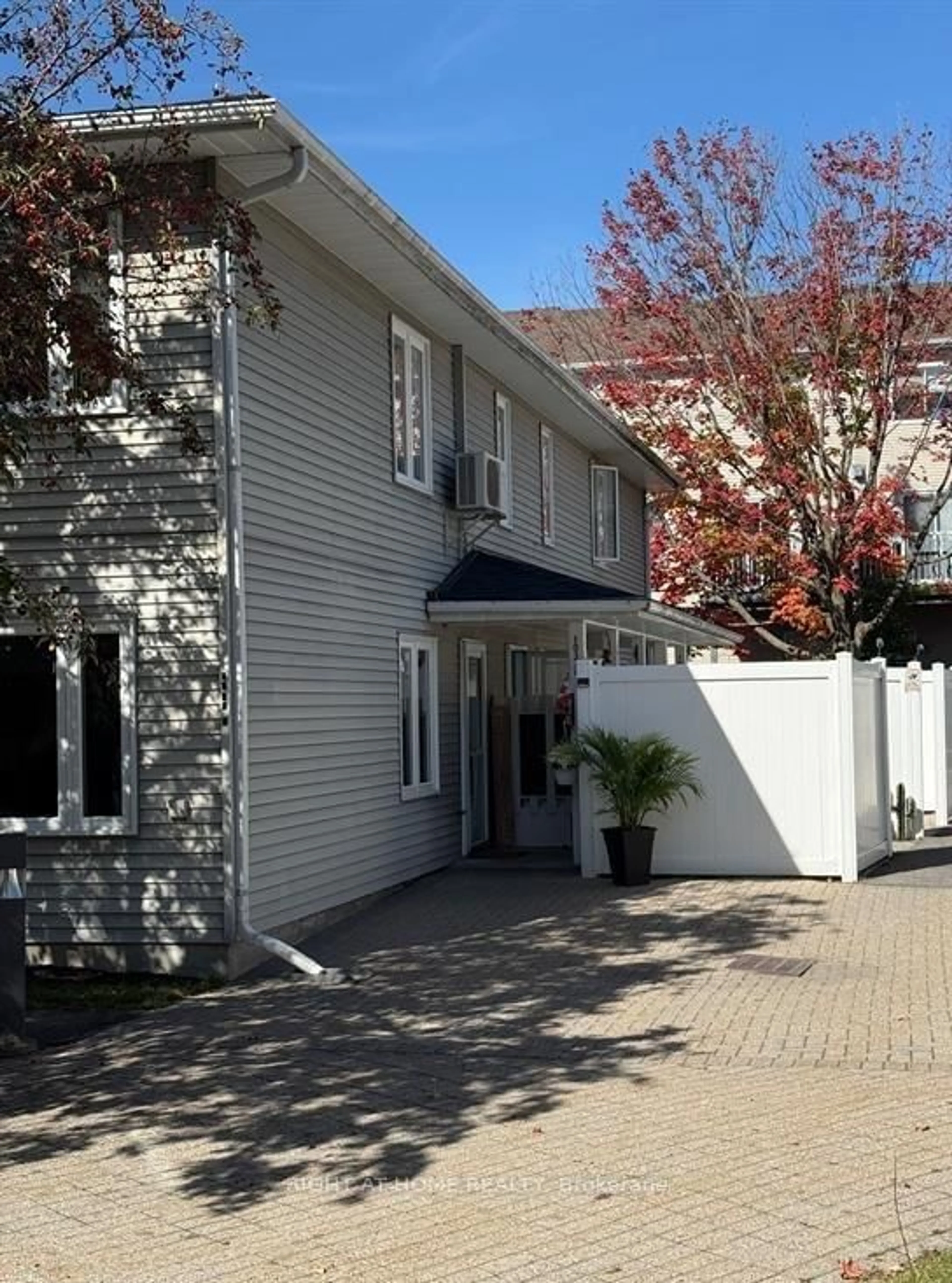 Unknown for 1033 Cummings Ave #E, Ottawa Ontario K1J 9K6