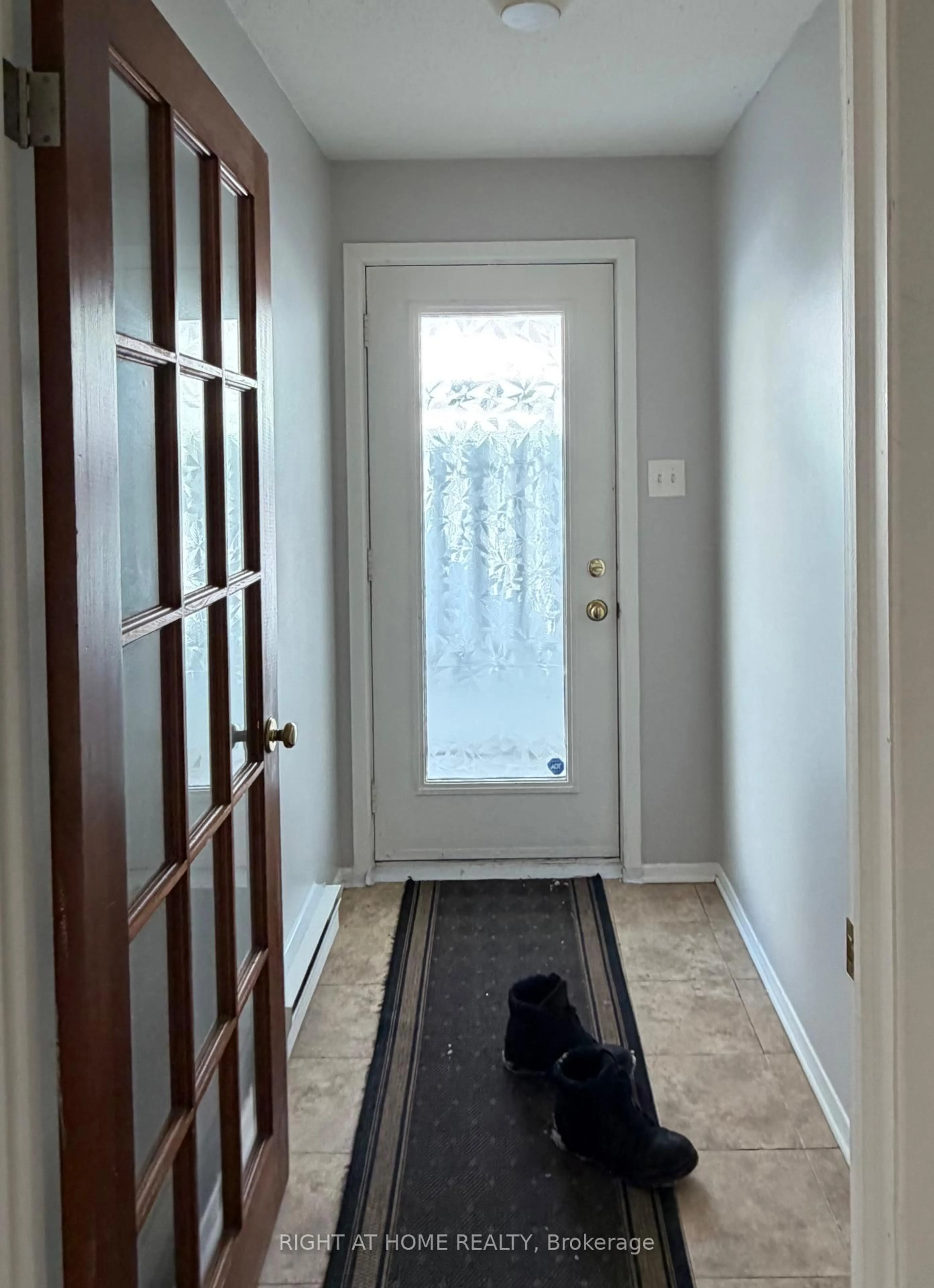Indoor entryway for 1033 Cummings Ave #E, Ottawa Ontario K1J 9K6