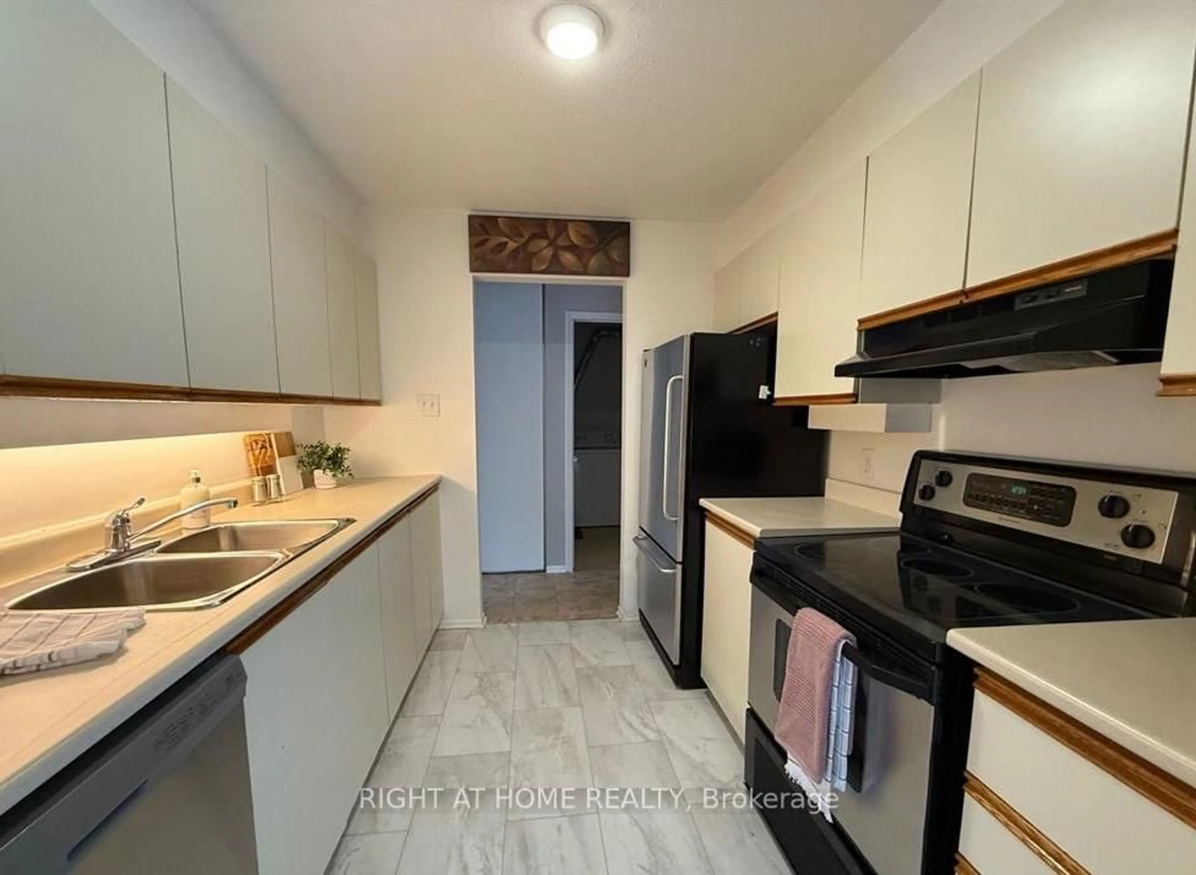 Standard kitchen, unknown for 1033 Cummings Ave #E, Ottawa Ontario K1J 9K6