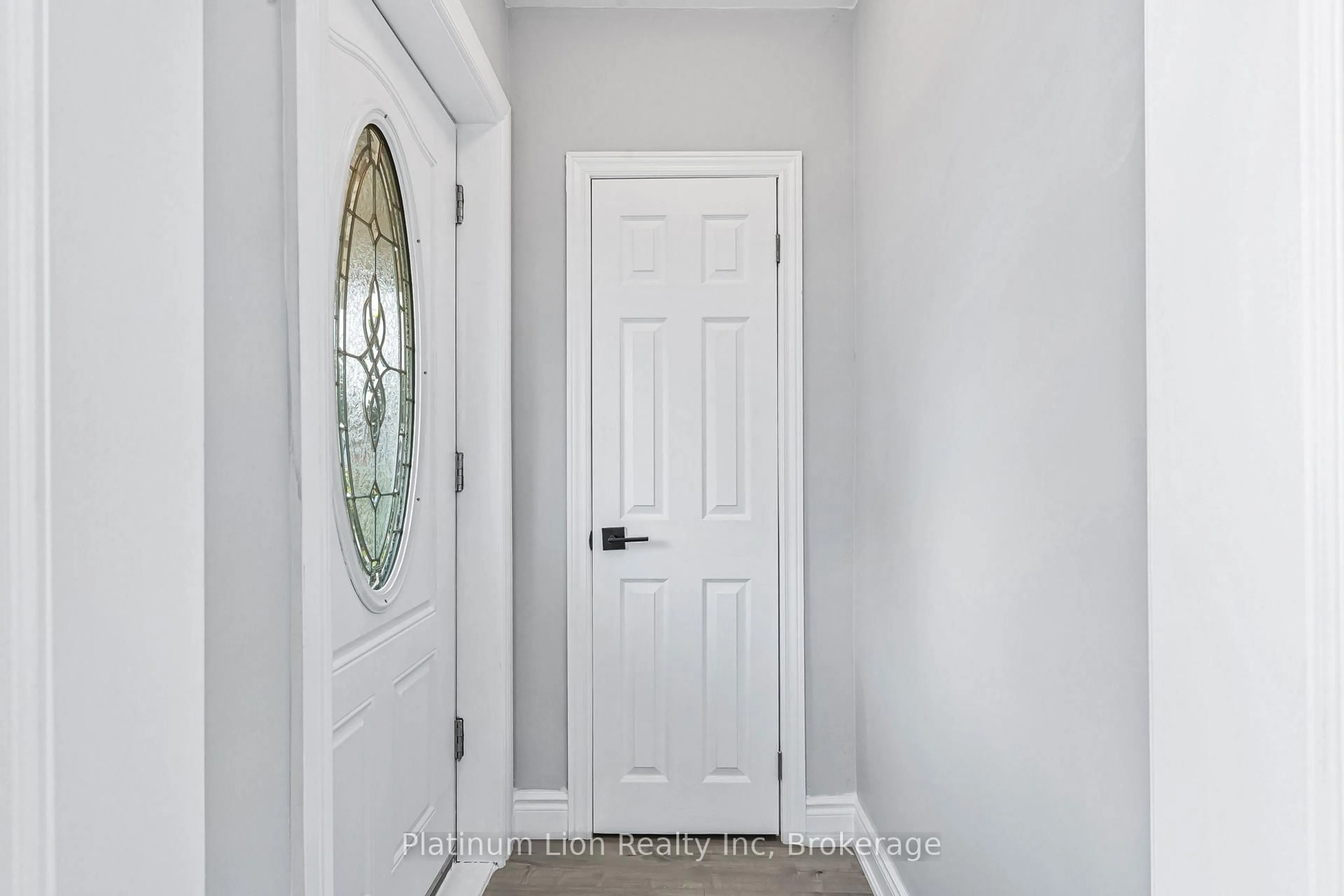 Indoor entryway for 146 Craigroyston Rd, Hamilton Ontario L8K 3K1