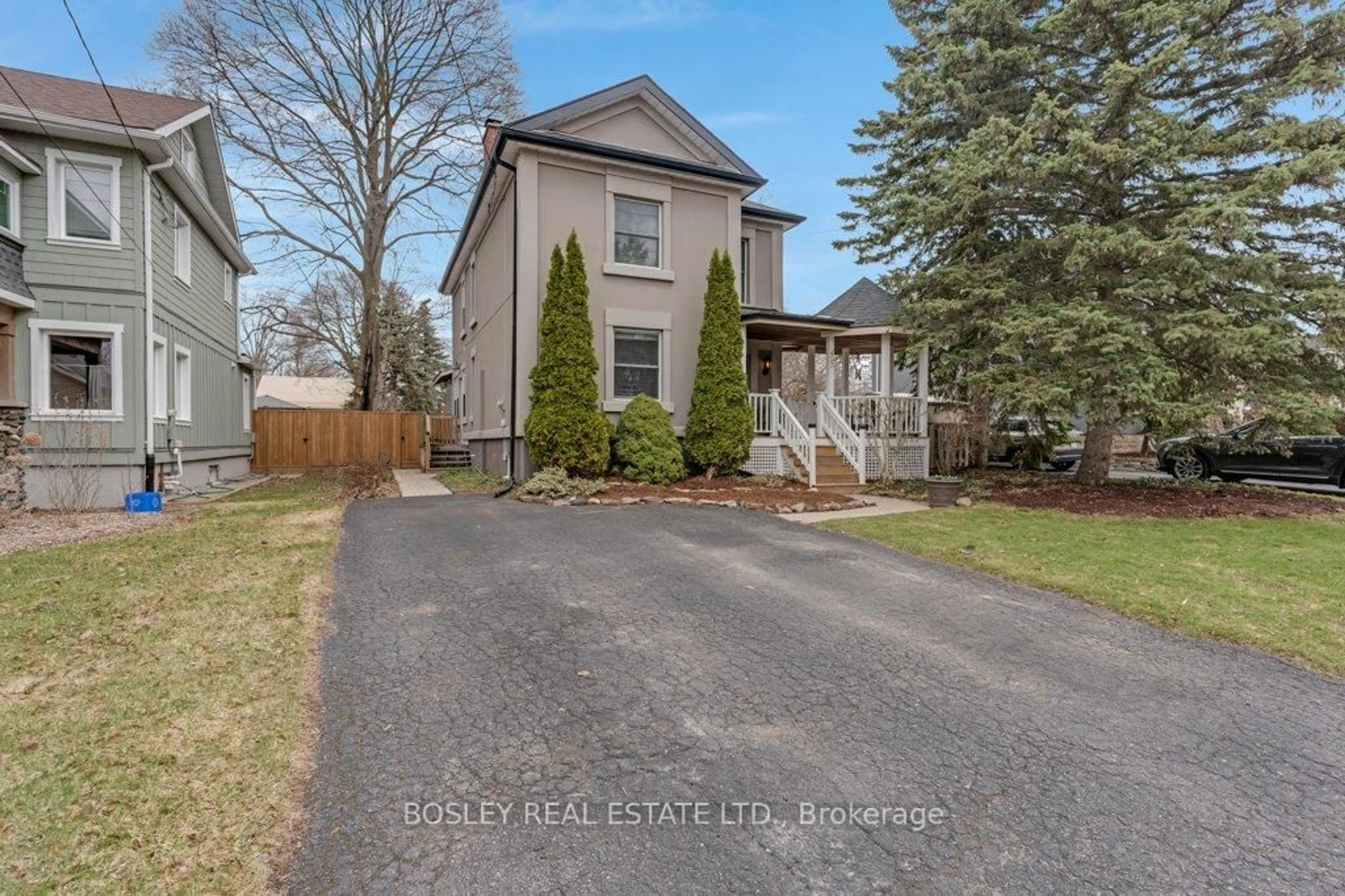 A pic from outside/outdoor area/front of a property/back of a property/a pic from drone, street for 423 William St, Cambridge Ontario N3H 3W6