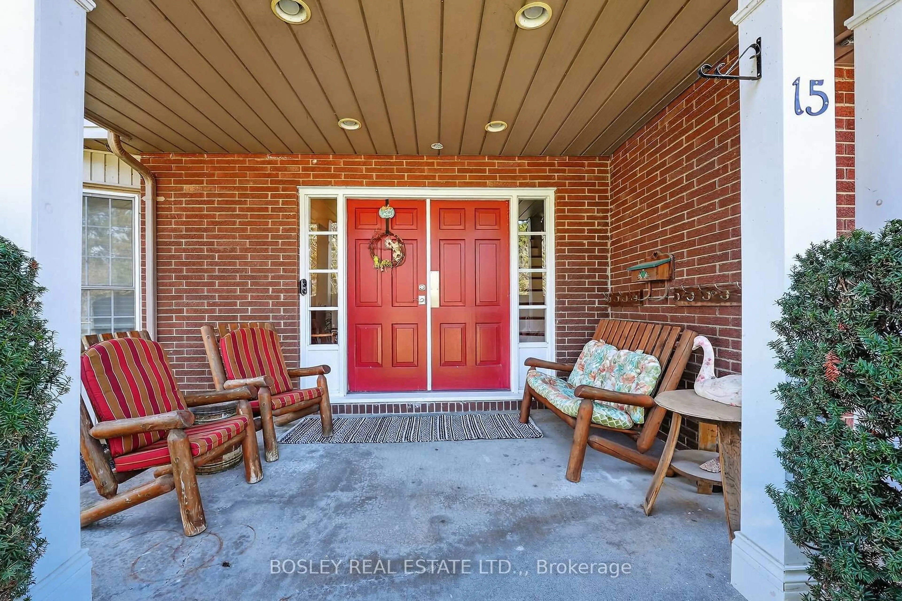 Indoor entryway for 15 Upper Canada Dr, Niagara-on-the-Lake Ontario L0S 1J0