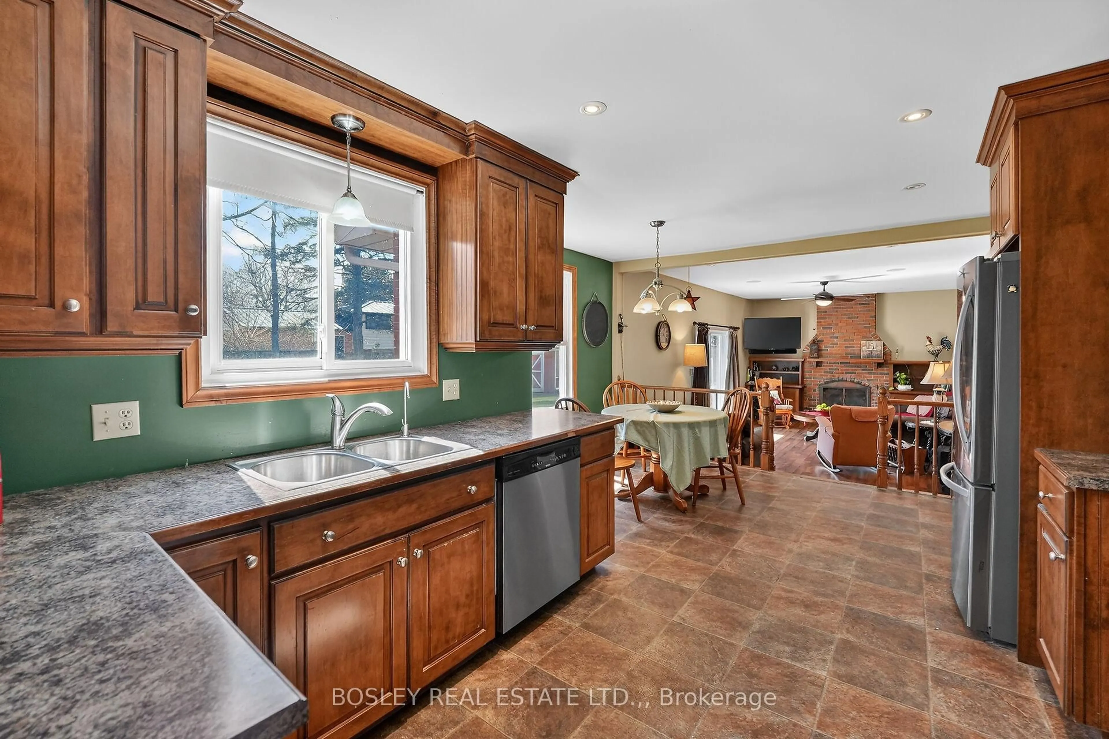 Open concept kitchen, ceramic/tile floor for 15 Upper Canada Dr, Niagara-on-the-Lake Ontario L0S 1J0