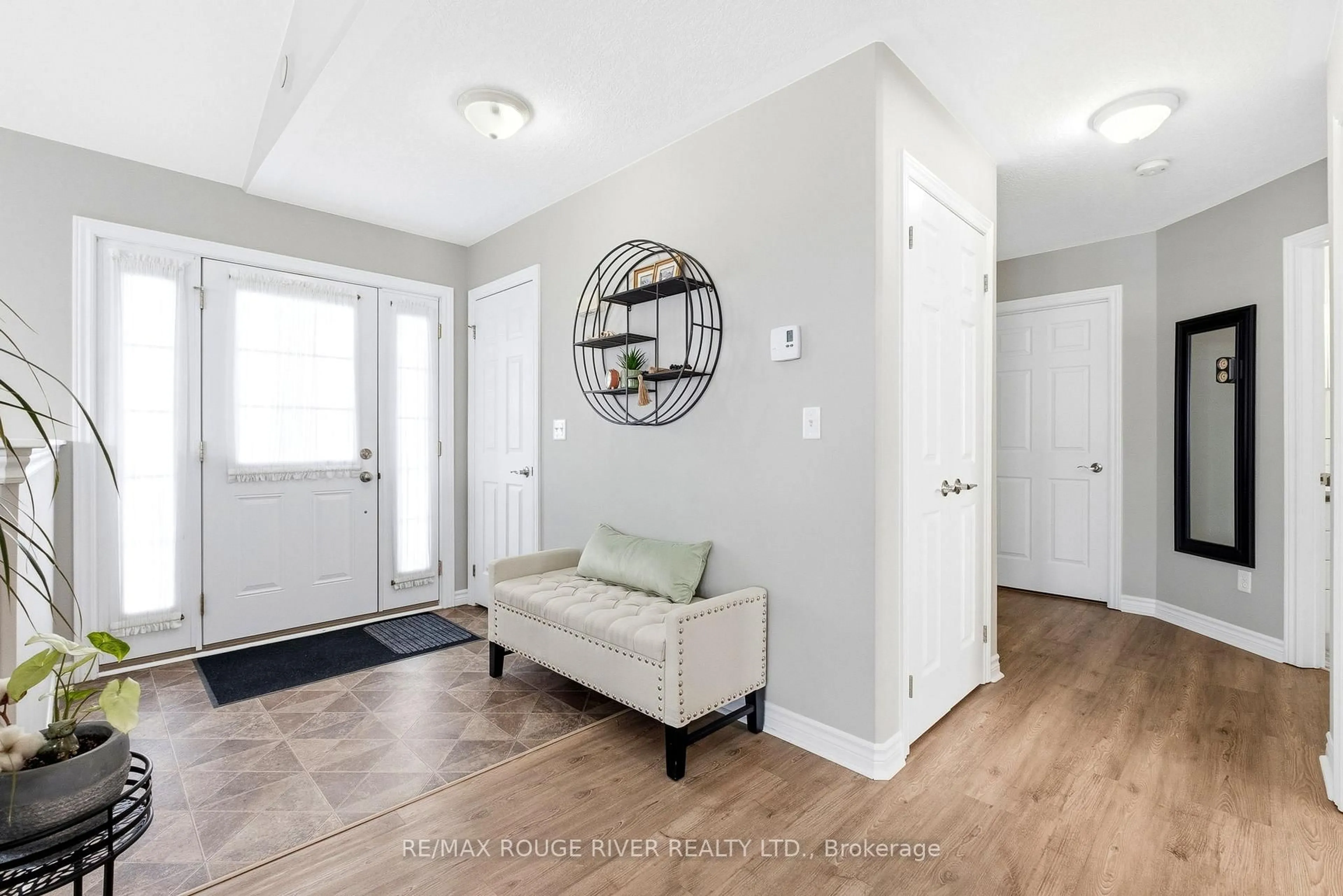 Indoor entryway for 325 Densmore Rd #804, Cobourg Ontario K9A 0E4