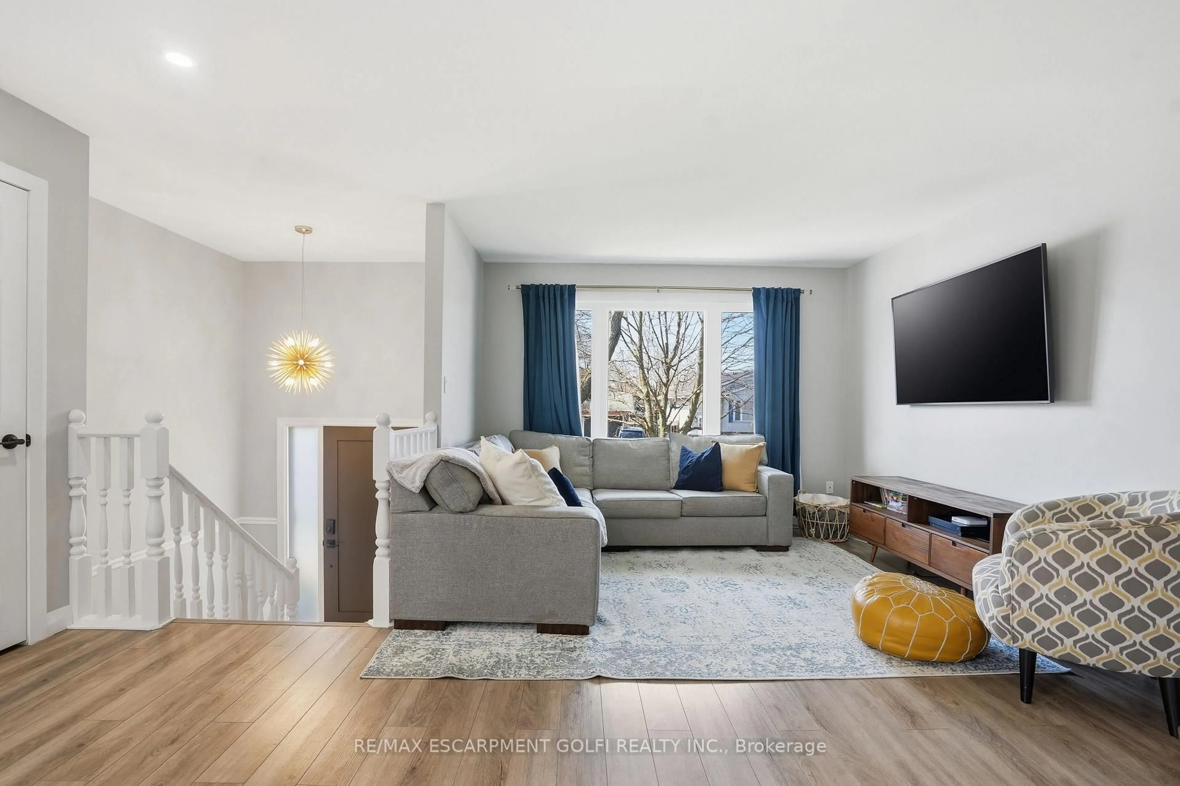 Living room with furniture, unknown for 4533 Carriage Rd, Lincoln Ontario L0R 1B5