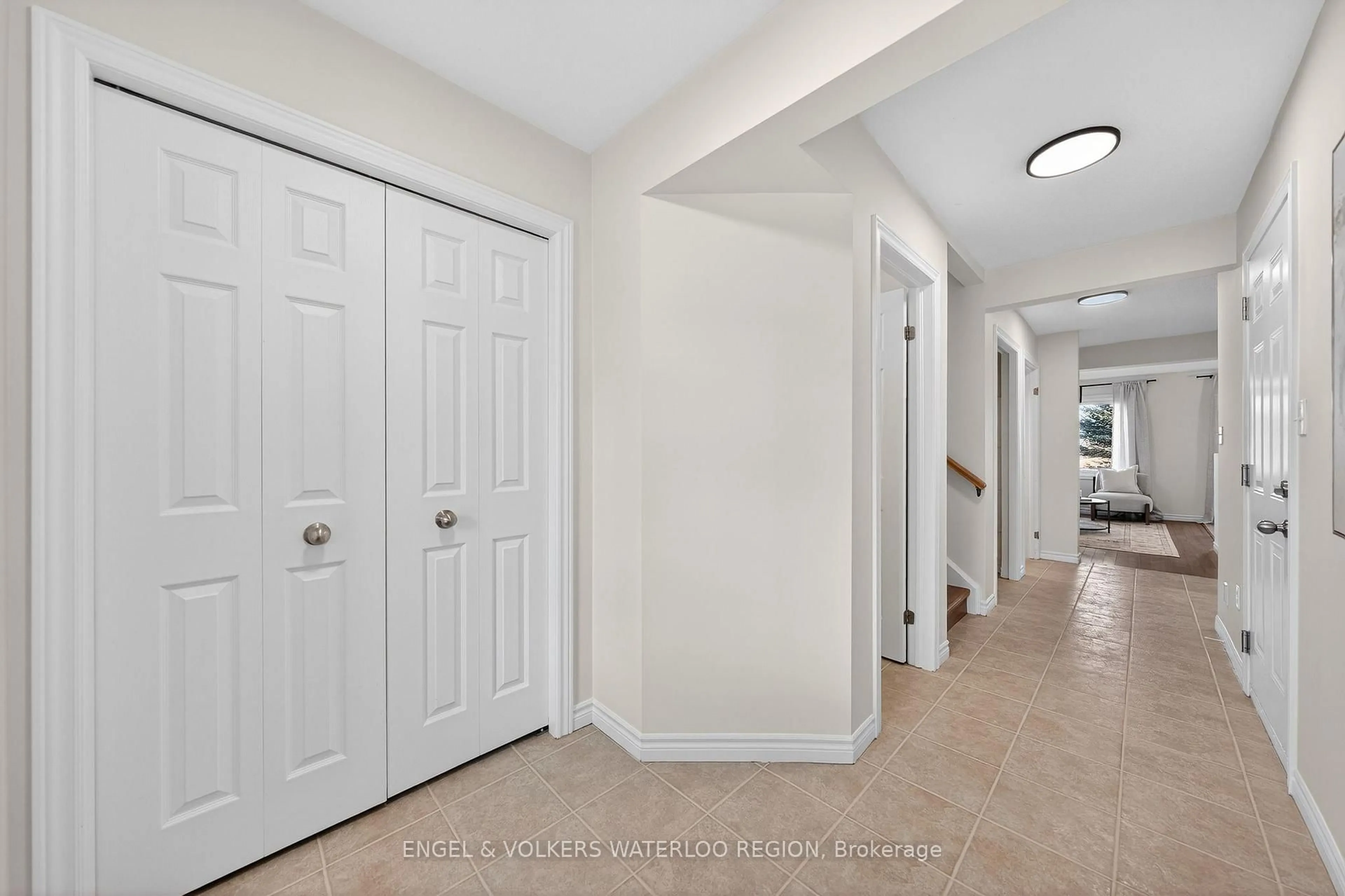 Indoor foyer for 477 Colt St, Waterloo Ontario N2K 4N8