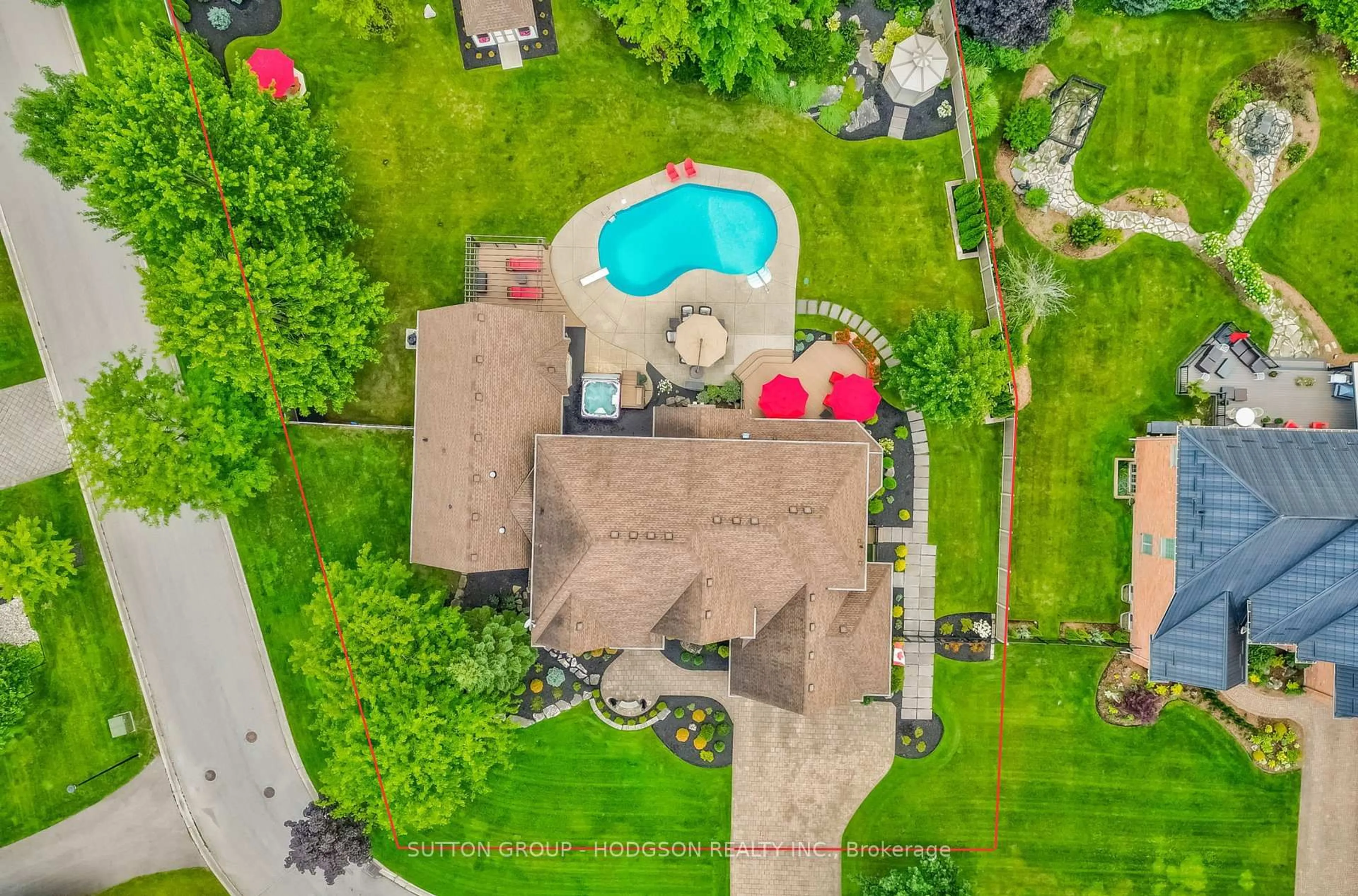 A pic from outside/outdoor area/front of a property/back of a property/a pic from drone, water/lake/river/ocean view for 103 Fitzwilliam Blvd, London North Ontario N6H 5H4
