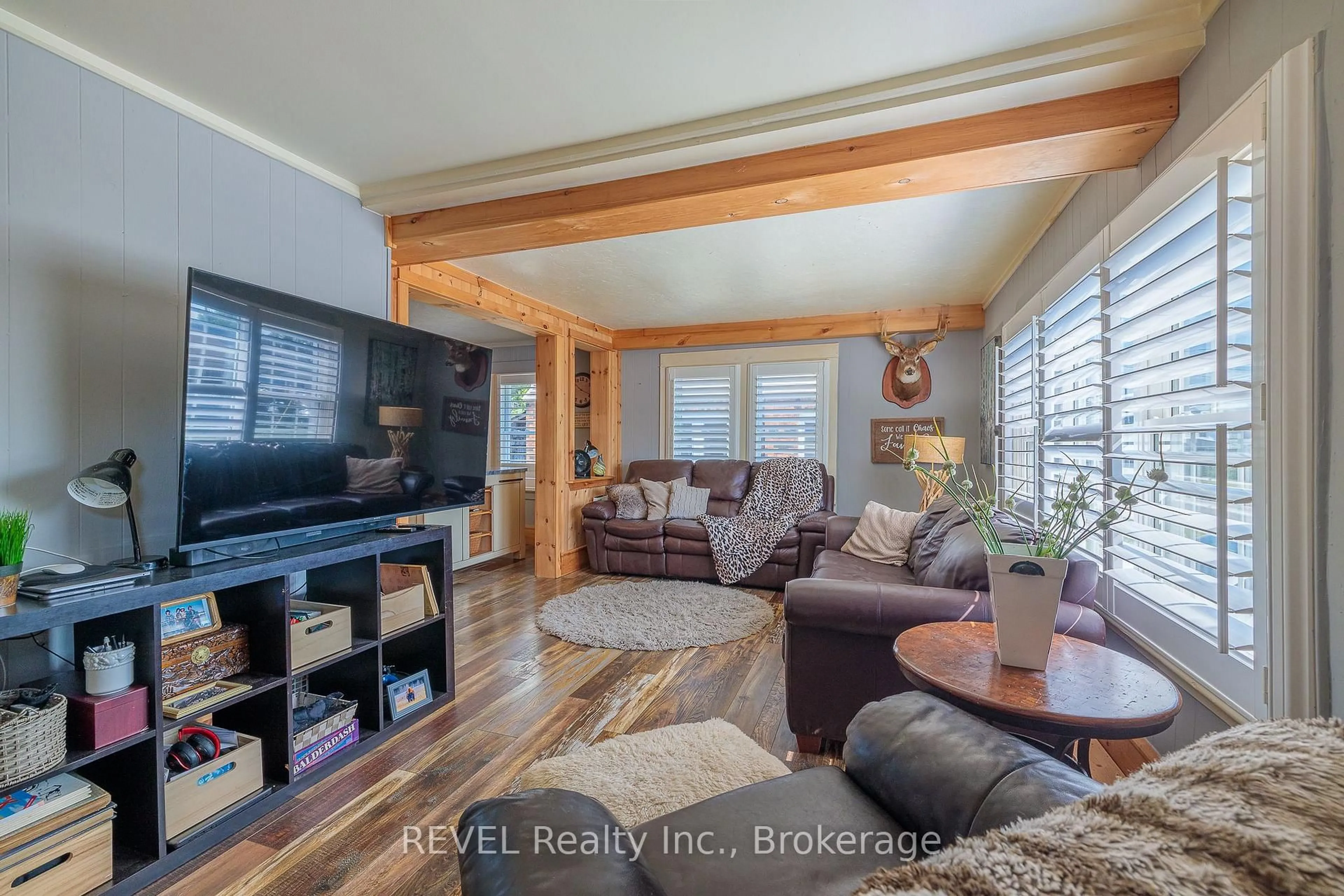 Living room with furniture, unknown for 5 Jessie St, Fort Erie Ontario L2A 4E6