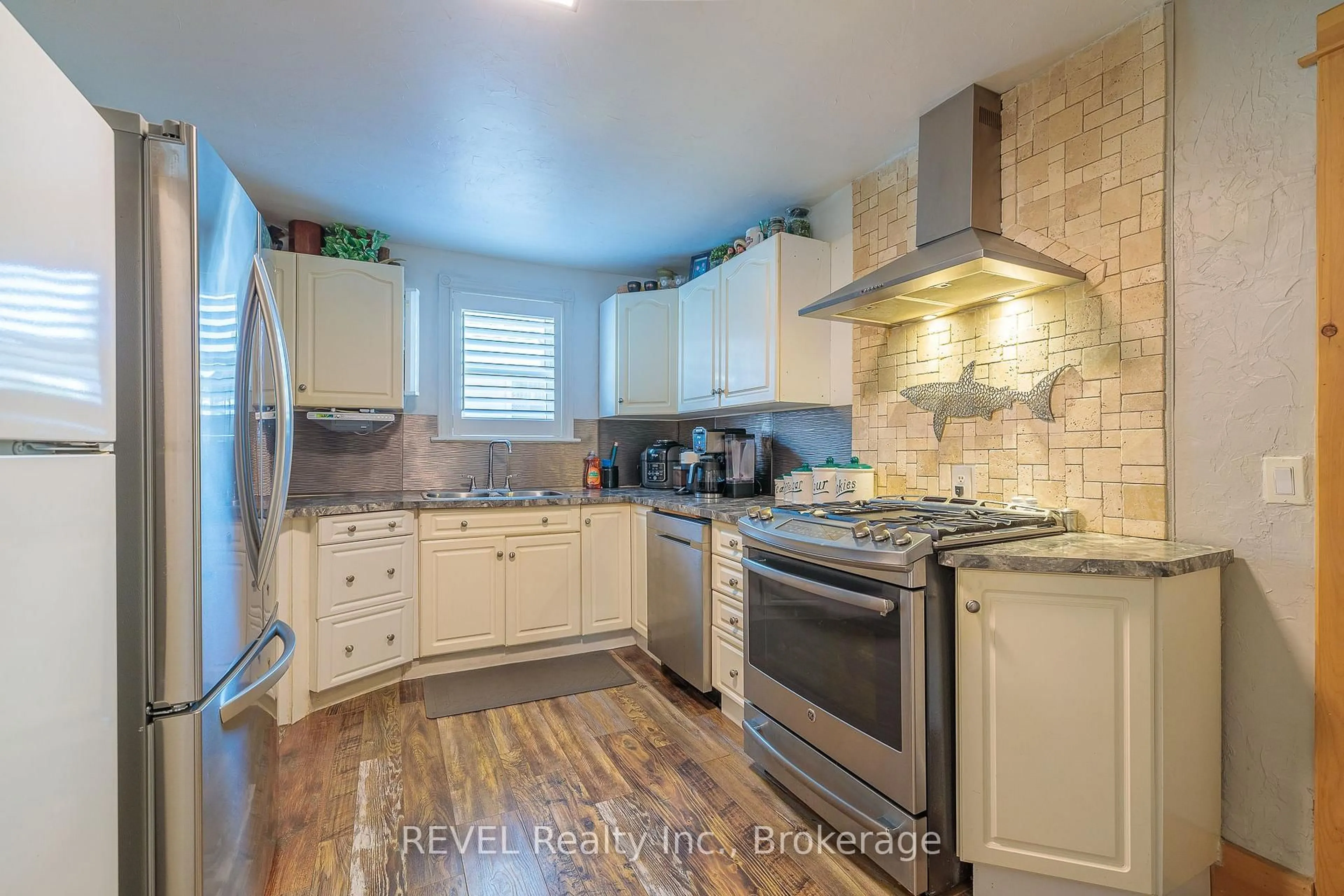 Open concept kitchen, ceramic/tile floor for 5 Jessie St, Fort Erie Ontario L2A 4E6